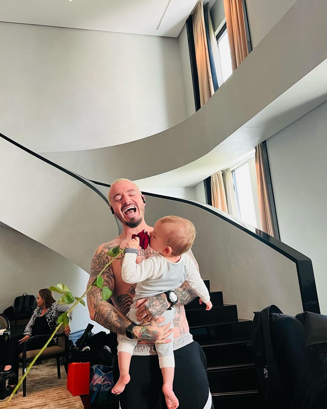 Segunda fotografía de Balvin alzando a Río. El cantante se reía a carcajadas mientras su bebé admiraba la belleza de una rosa. Instagram:@jbalvin