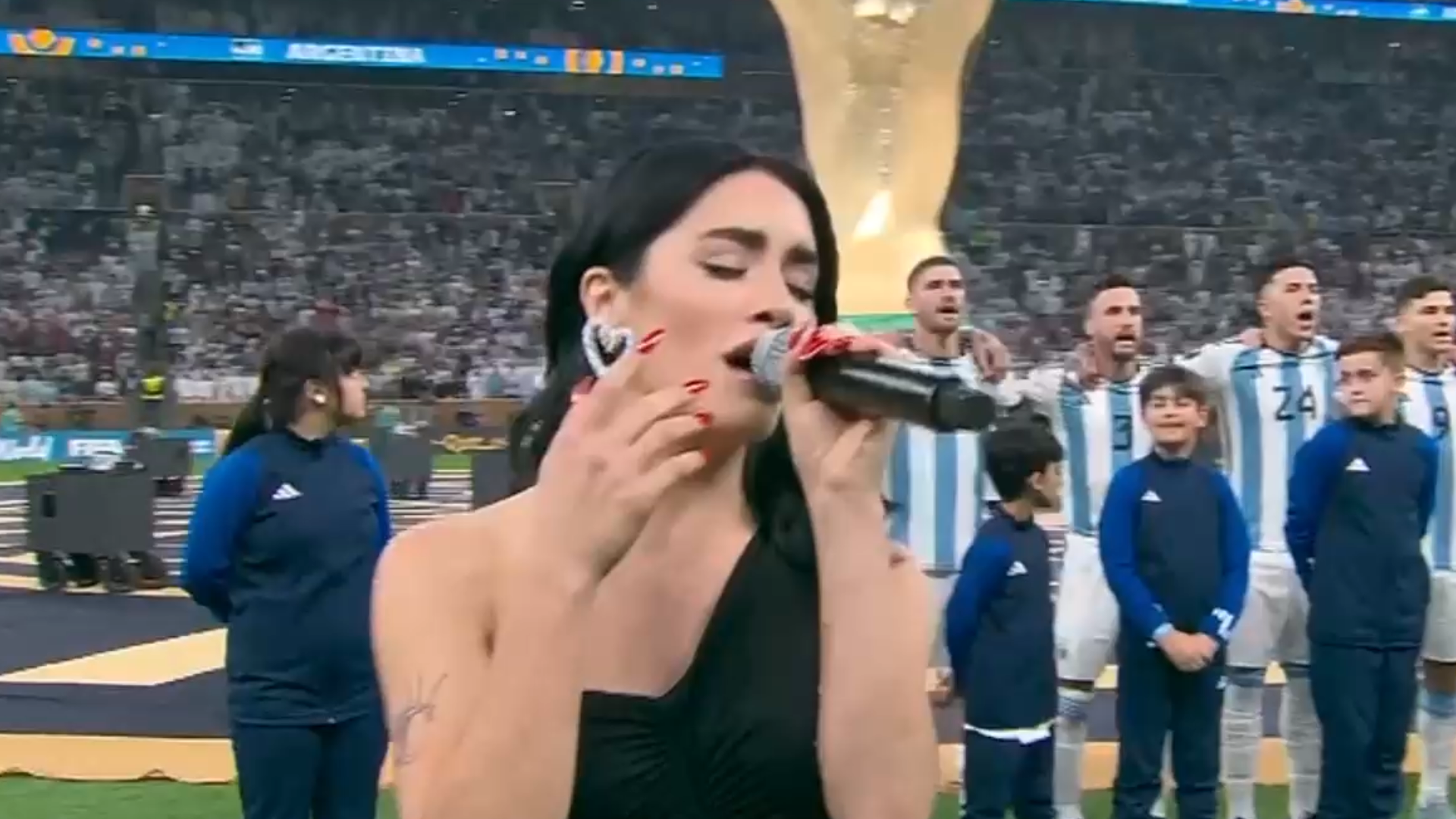 La cantante se animó a gritar en el final de su entonación del Himno Nacional: “¡Viva Argentina!”