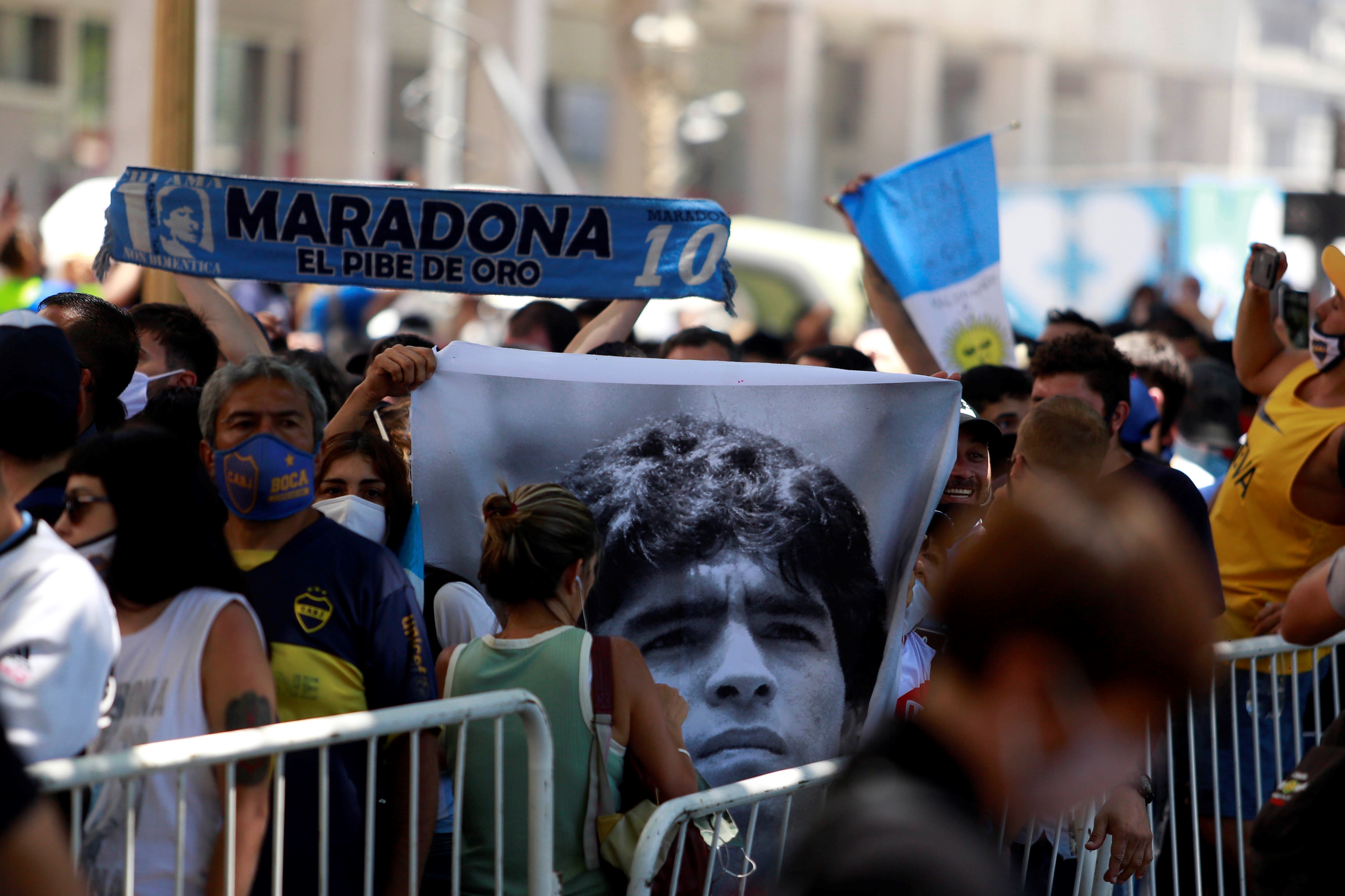 Postal del tributo a Maradona en las extensas filas para brindarle el último adiós en Casa Rosada (EFE/ Demian Alday Estévez)
,
