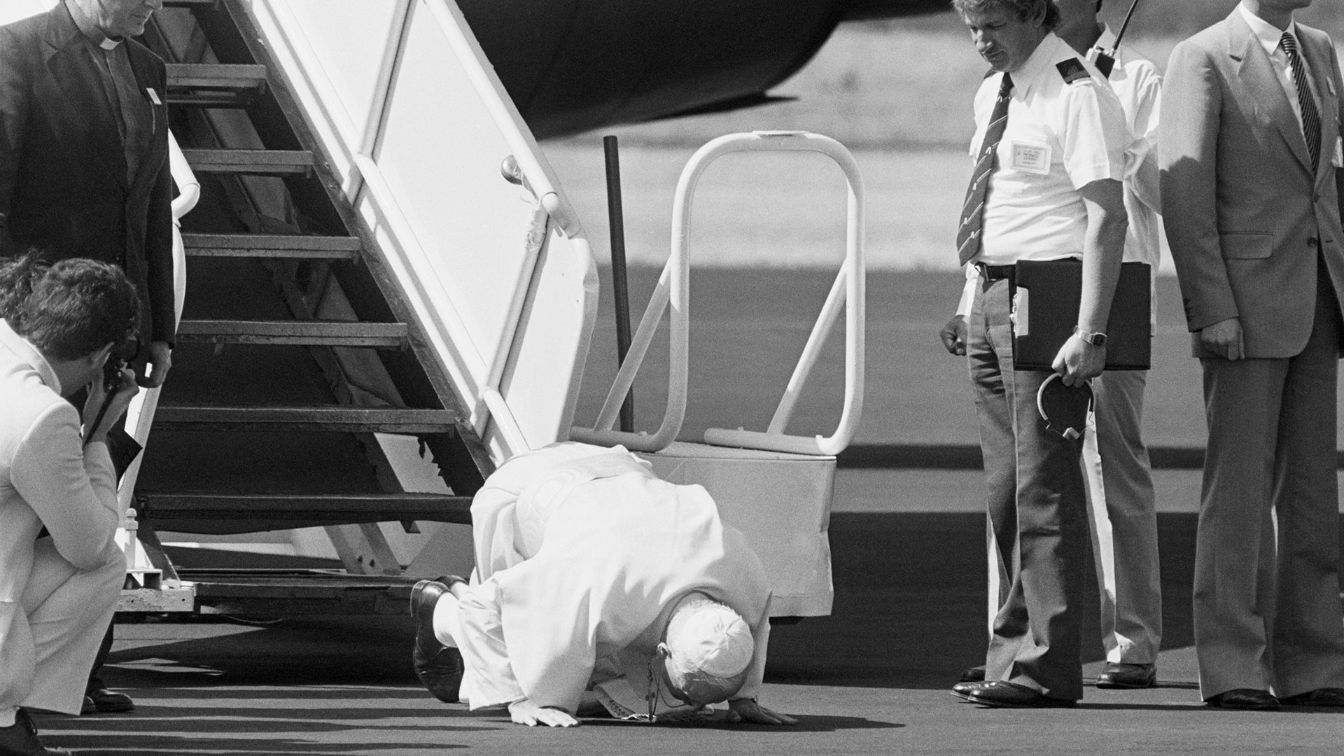 El Papa Juan Pablo II besa el suelo junto a la escalerilla del avión tras llegar a Managua, Nicaragua (Bettmann Archive)