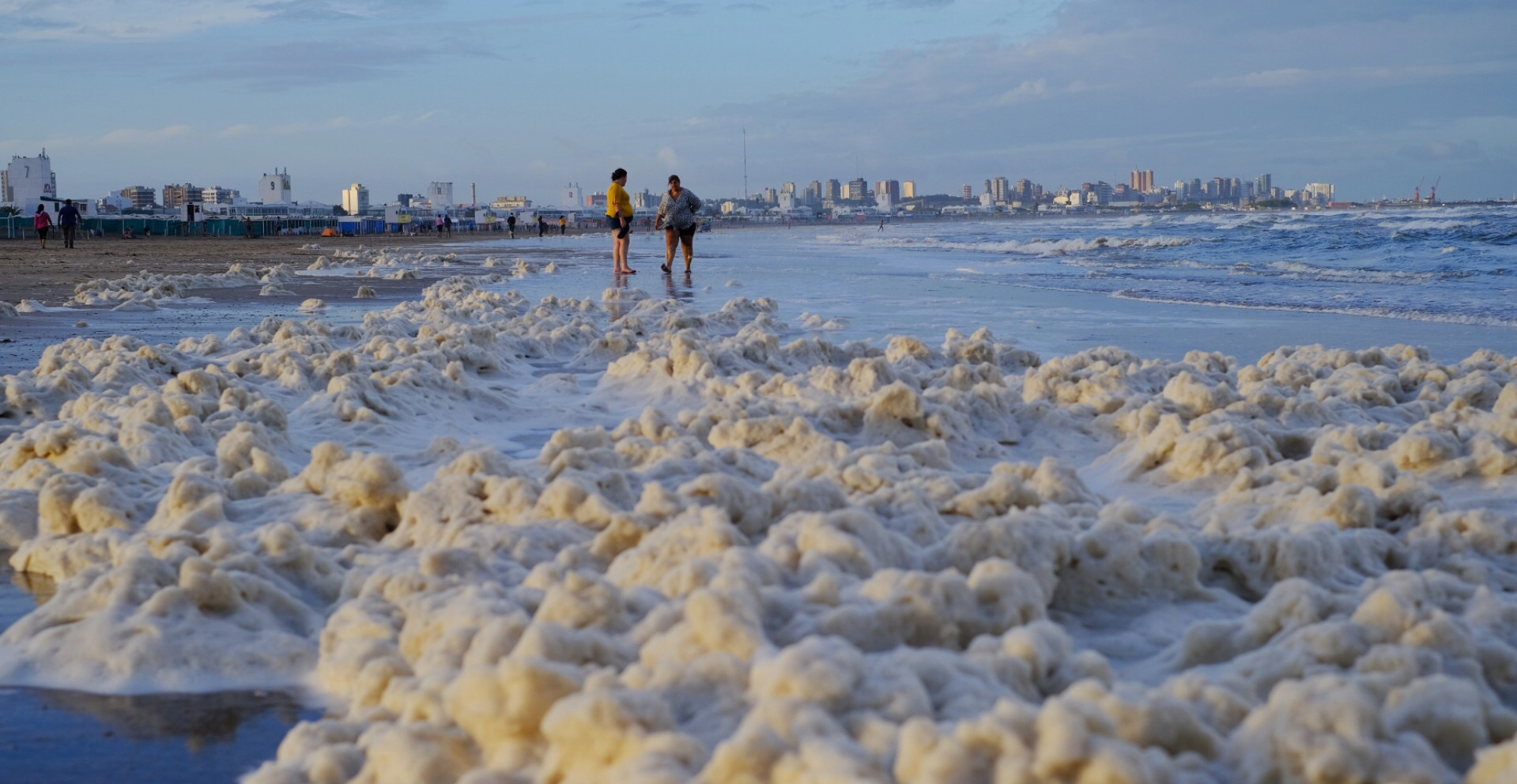 Una densa espuma marina, sin efectos nocivos para la salud, cubrió este martes las playas de Mar del Plata y Santa Clara del Mar (Télam)