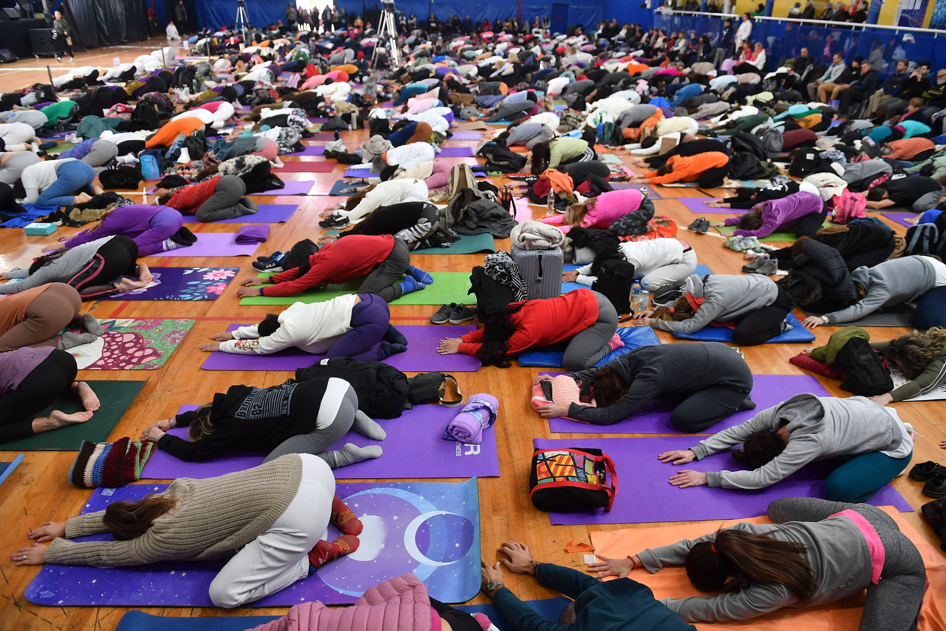 Las charlas durante el evento apuntan a promover los beneficios del yoga para la salud, entre otros puntos