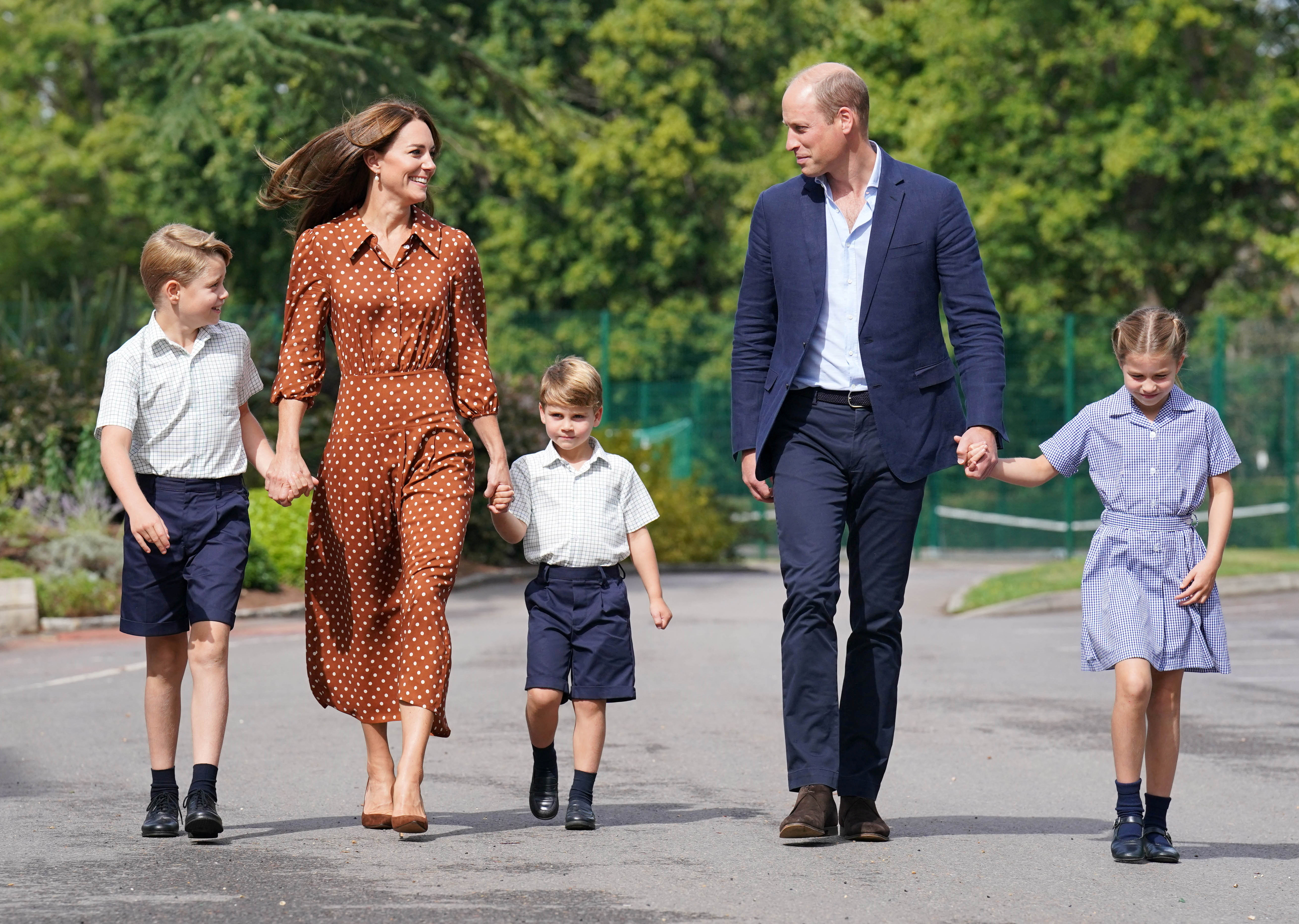 Los jóvenes varones de la familia real sólo deben usar pantalones cortos hasta que cumplan ocho años (Reuters) 