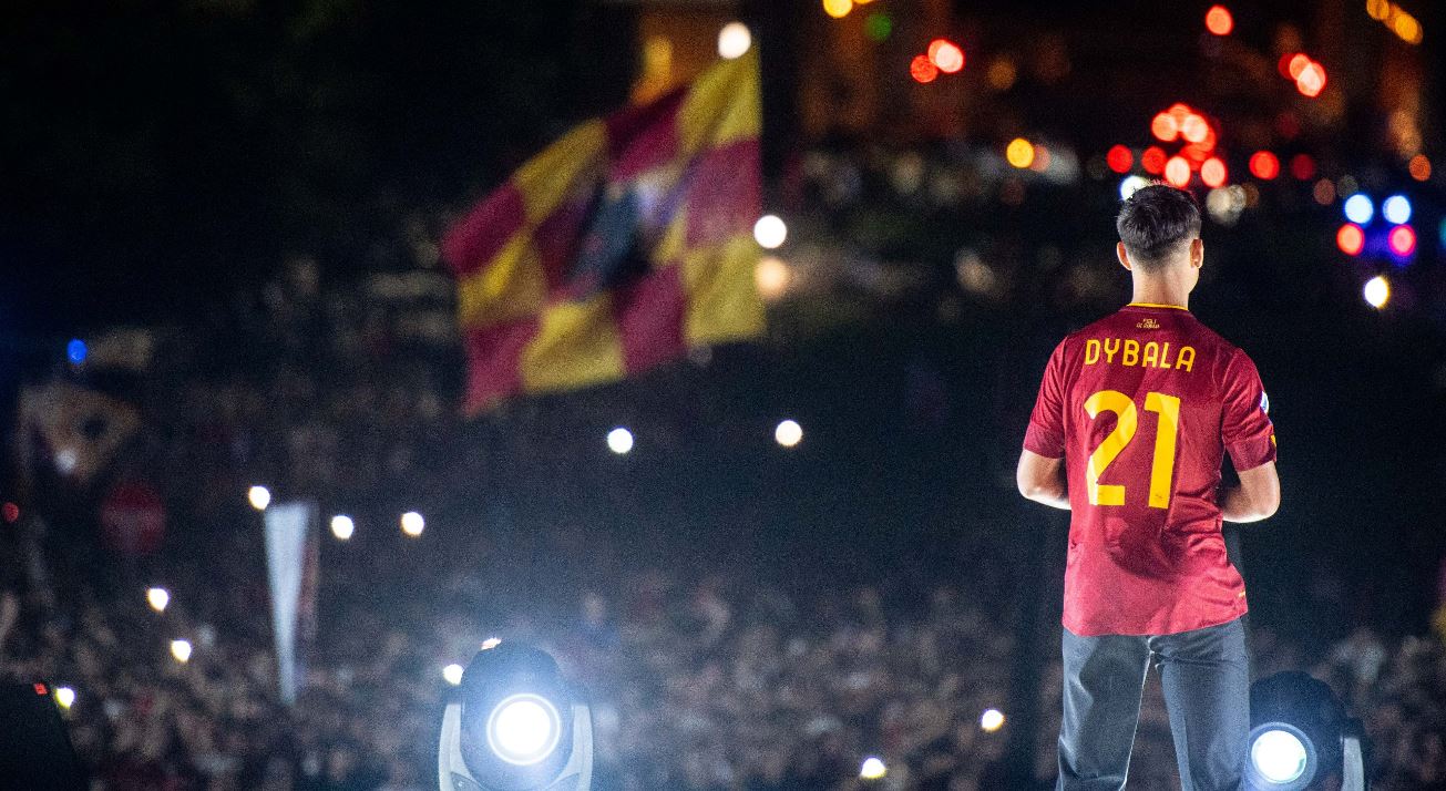 El impactante recibimiento de los hinchas de la Roma a Paulo Dybala -  Infobae