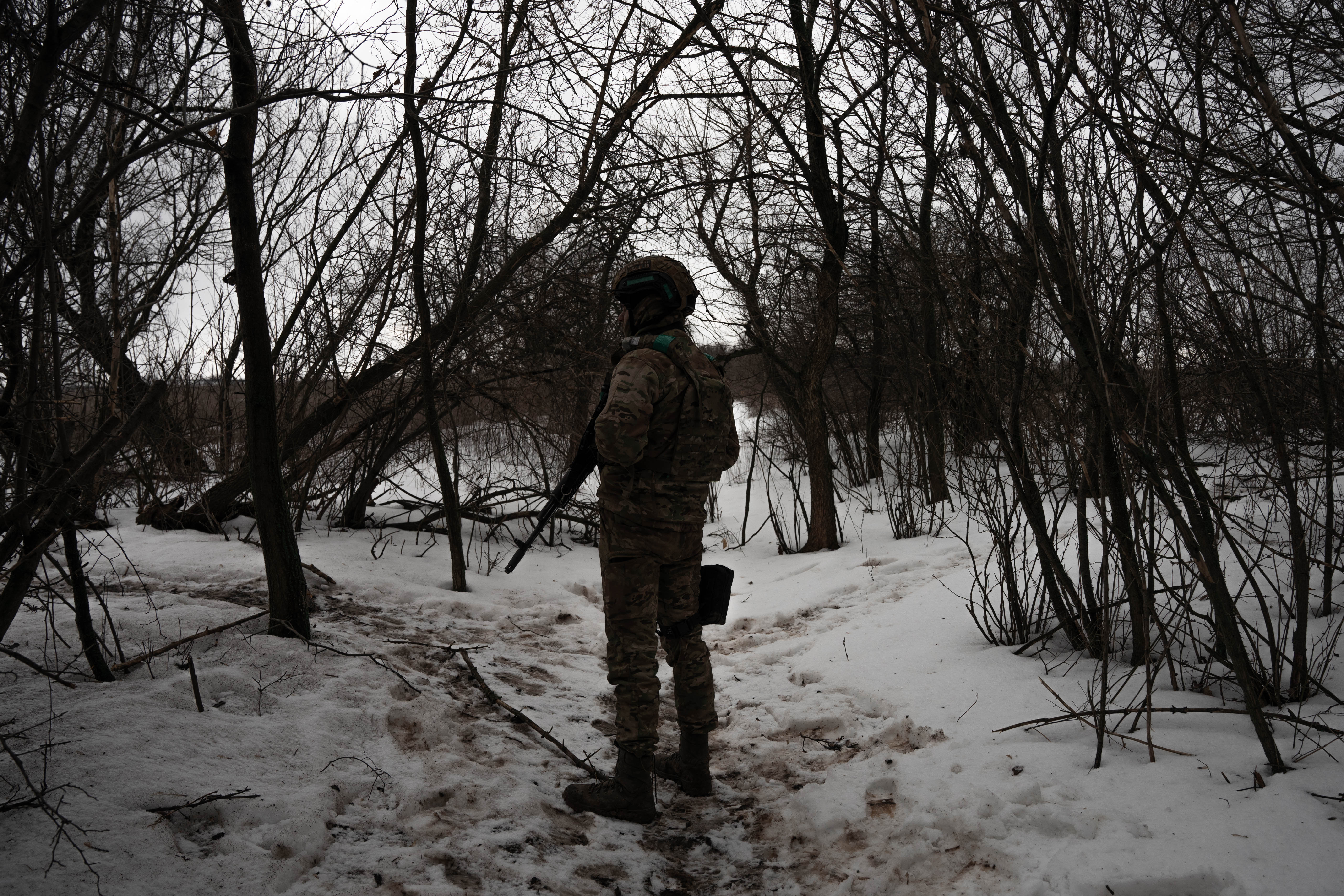 Con la vista siempre sobre el horizonte, donde el enemigo se esconde apenas a 7 km de la posición secreta donde se encuentra trabajando la brigada 80. Los militares realizan su trabajo de defender la region del Donbas prácticamente sin descanso