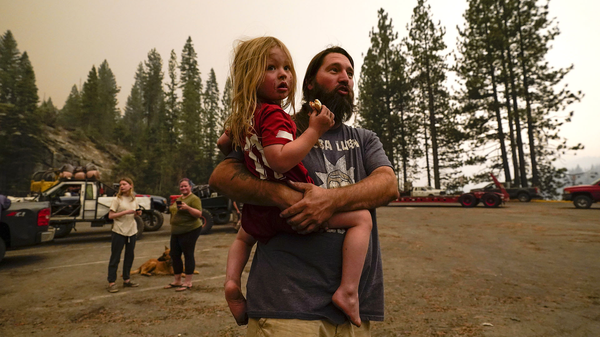 Varias comunidades en el área al noreste de Fresno recibieron la orden de evacuar debido a la amenaza inmediata a la vida. (AP/Marcio Jose Sanchez)