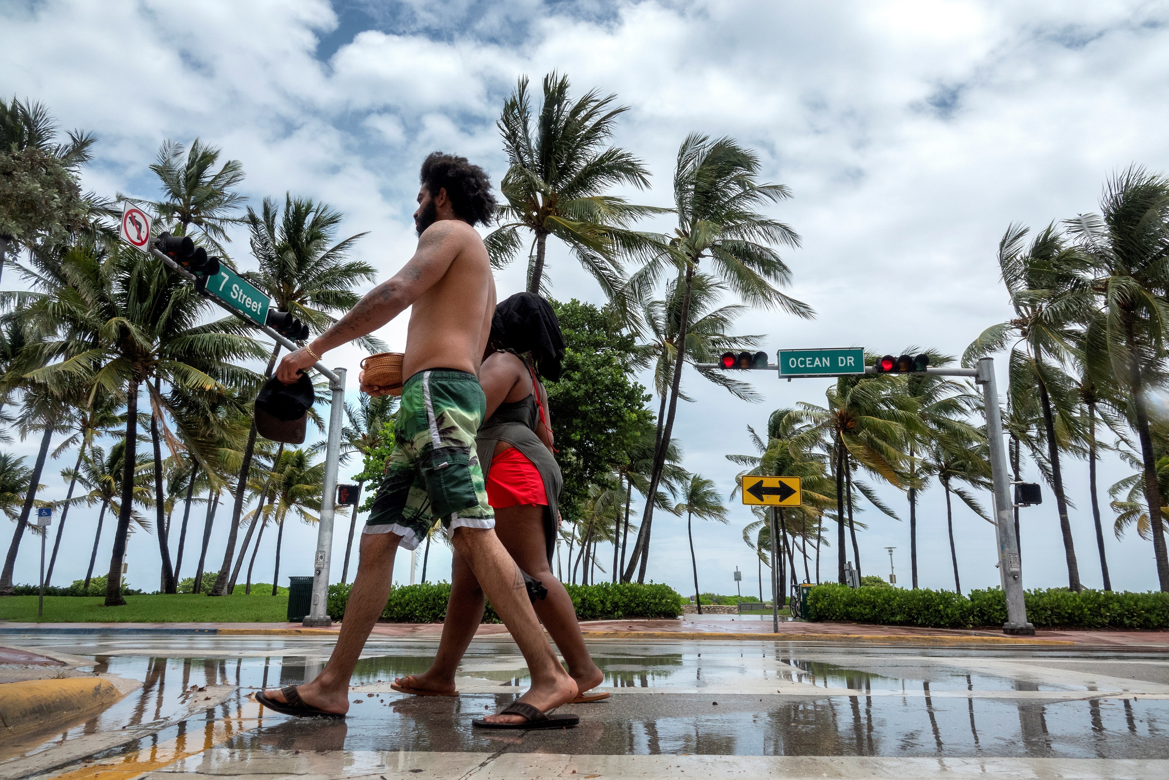 Una pareja pasea por Ocean Dr , ien Miami beach, Florida, EEUU. EFE/EPA/CRISTOBAL HERRERA-ULASHKEVICH
