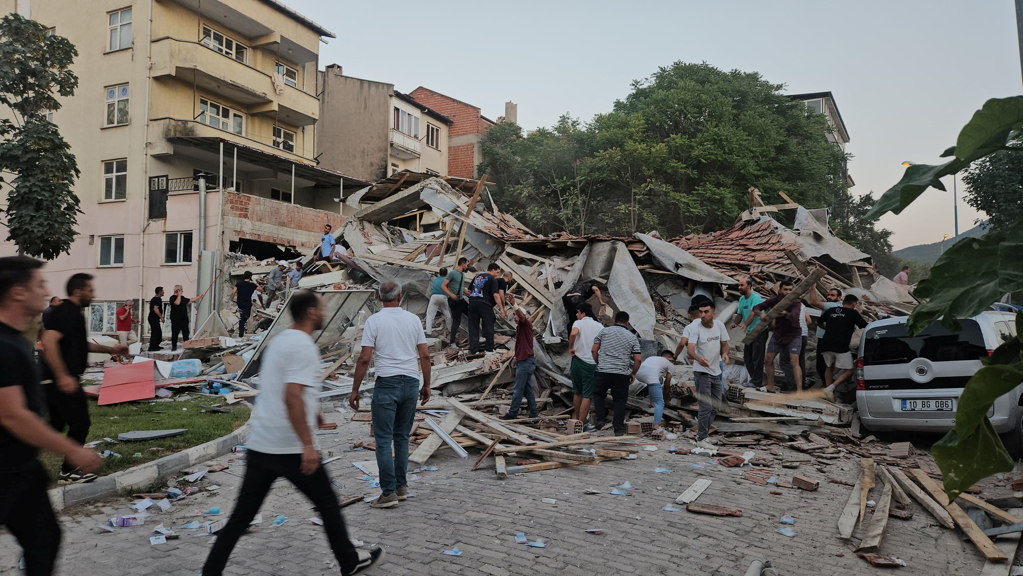 Un sismo de magnitud 6,1 sacudió el oeste de Turquía: hay heridos y edificios colapsados cerca del epicentro