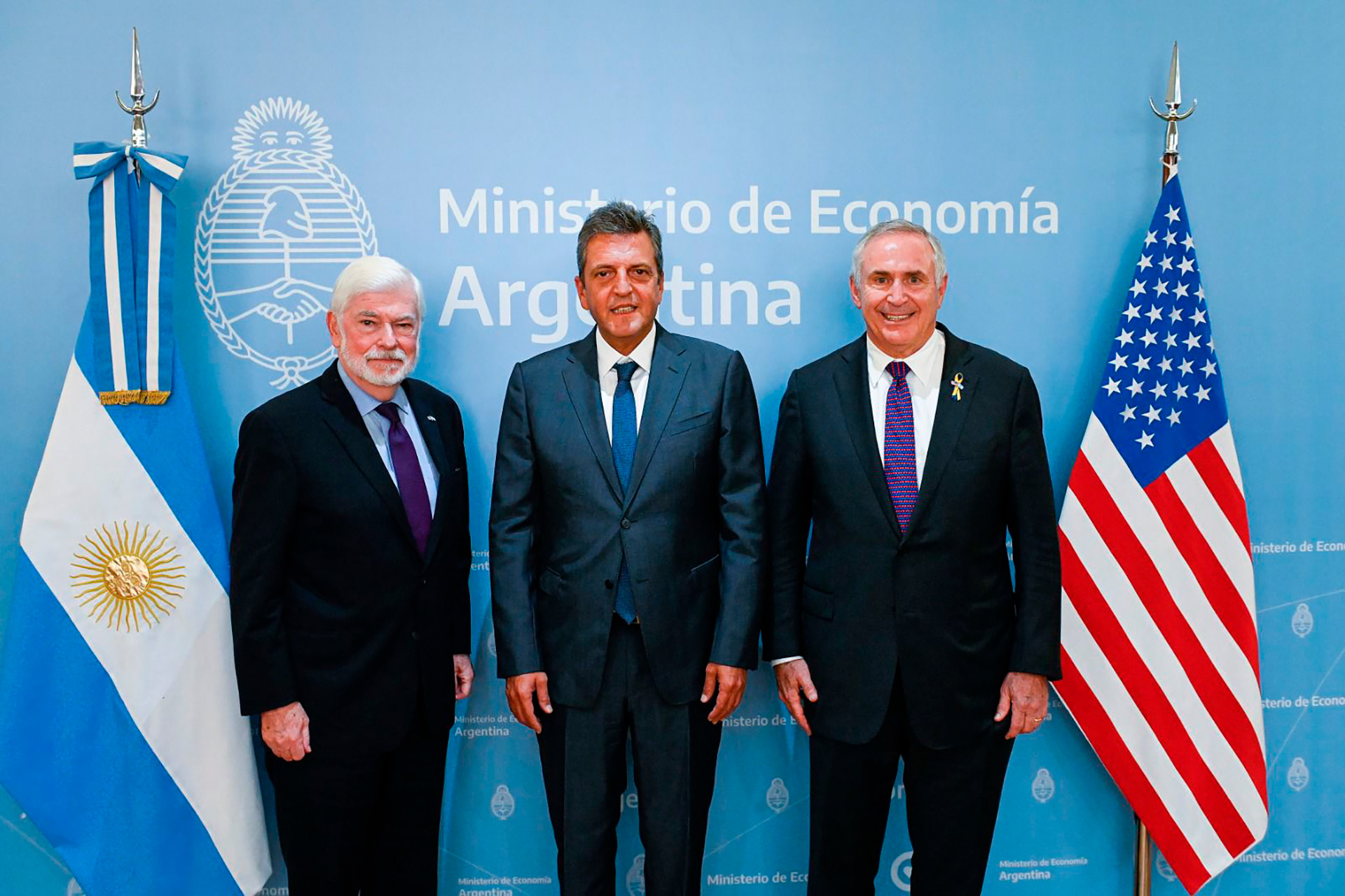 Sergio Massa junto a Christofer Dodd -enviado especial de Joseph Biden para América Latina- y Marc Stanley, embajador de Estados Unidos en la Argentina