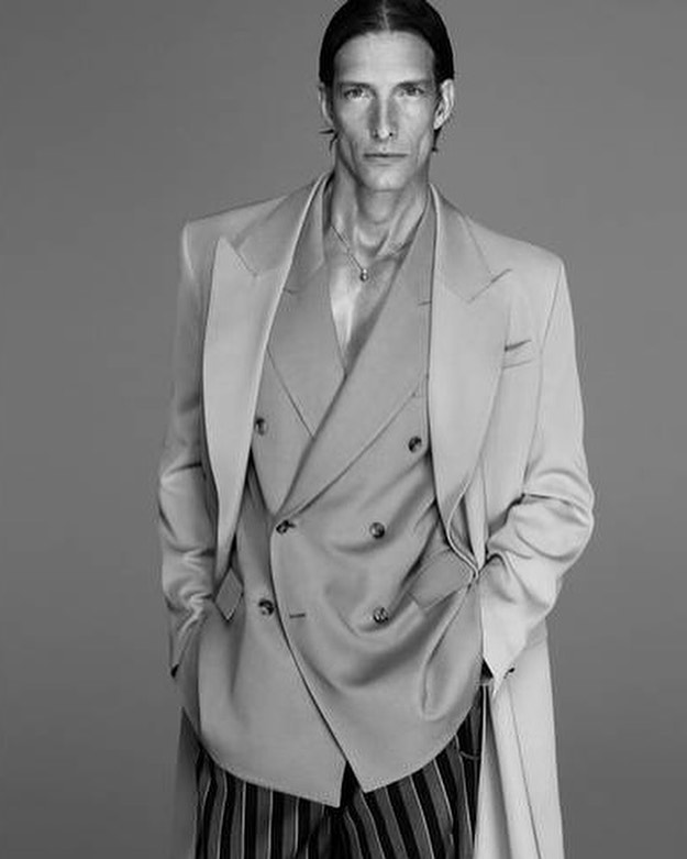 Iván de Pineda volvió a modelar para Versace, 22 años después