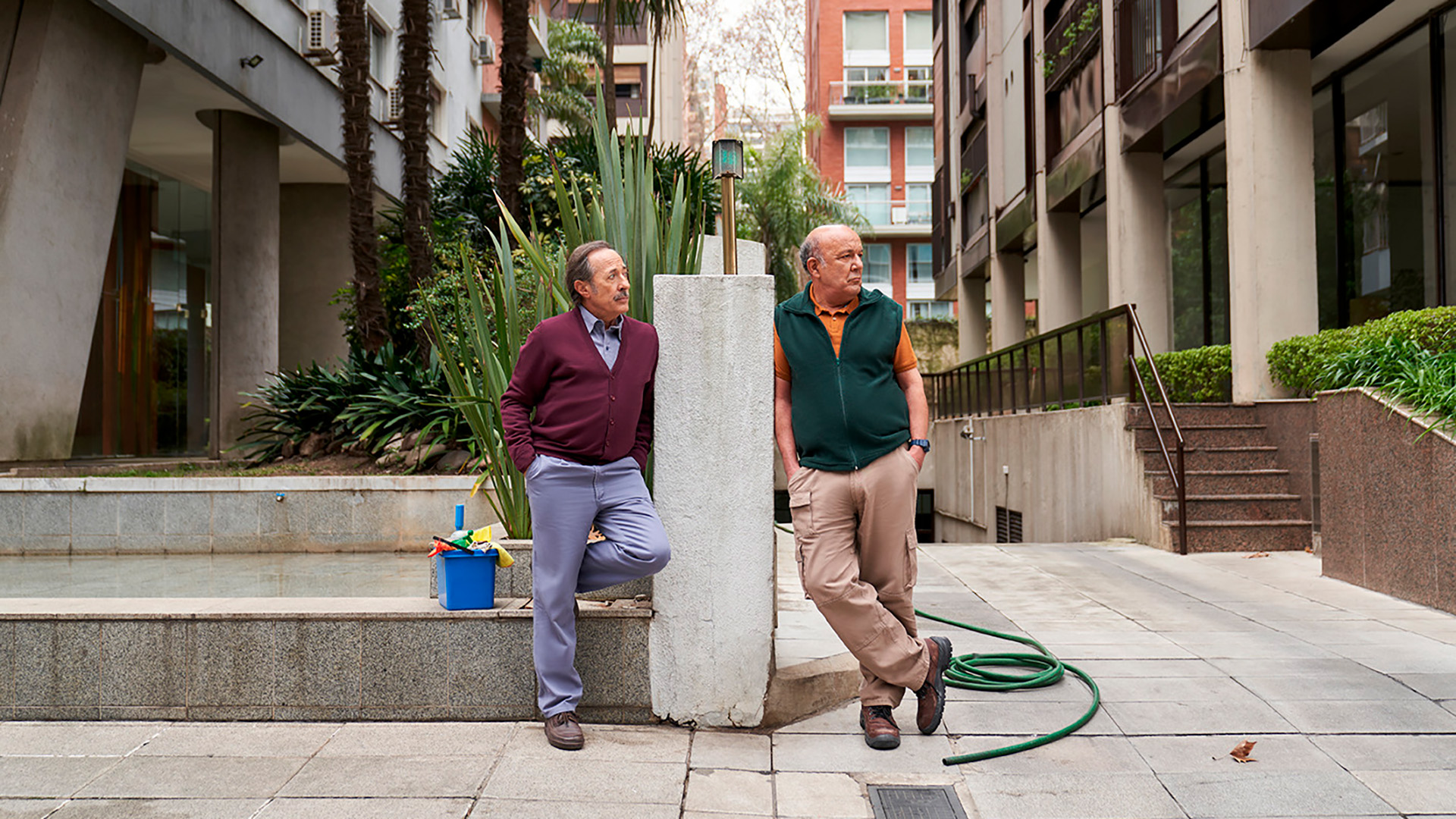 Franchella and Manuel Vicente (plays Gómez) leaning between the columns of two neighboring buildings on the block from Arribeños al 1600 (Photo Courtesy: Star+)