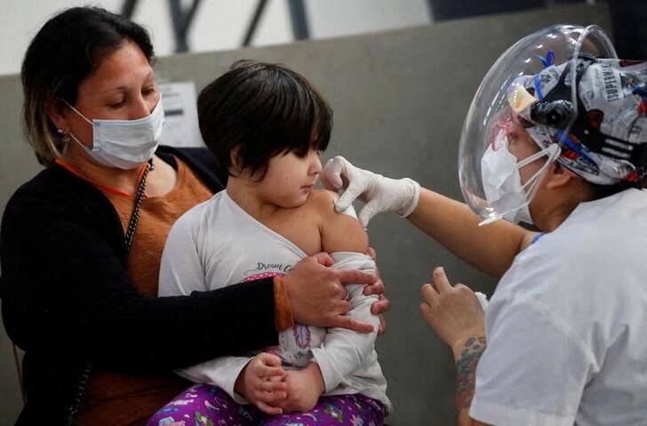 El 63,2% de los niños de 3 a 11 años tiene el esquema completo de vacunación contra el COVID-19 en Argentina. Aún los refuerzos no están autorizados en ese grupo/ REUTERS/Agustin Marcarian