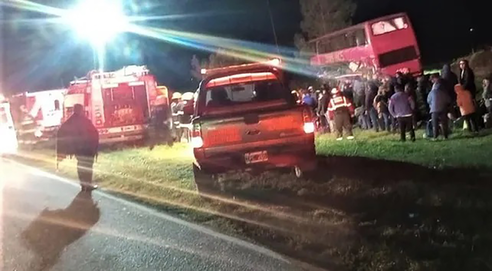 Tras chocar con el camión, el micro se despistó y chocó contra un árbol