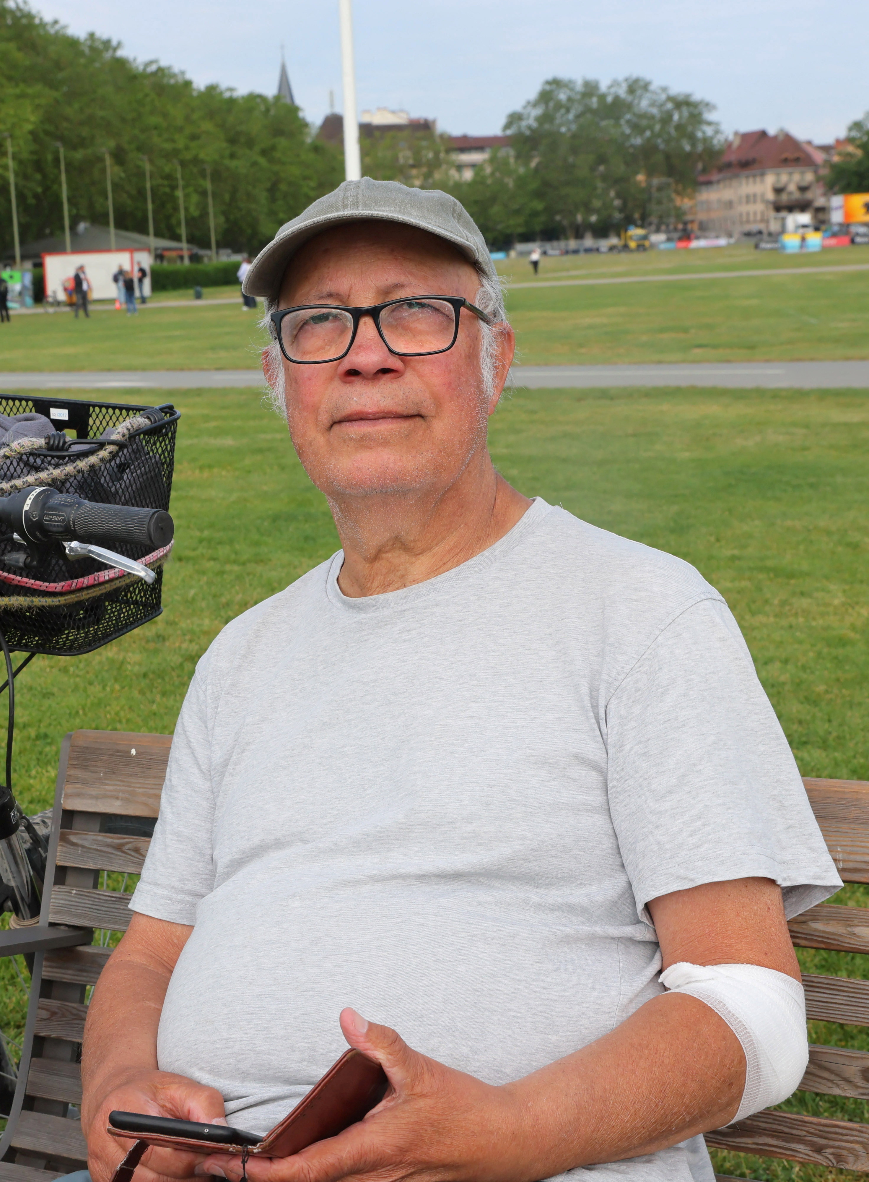 Youssouf, de 78 años, estaba sentado cuando fue atacado y se defendió con su brazo izquierdo para evitar ser herido en el abdomen (REUTERS/Denis Balibouse)