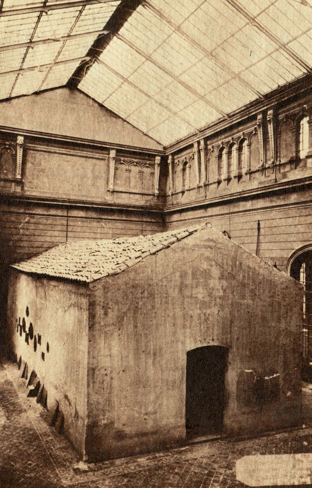 El salón de la jura reducido a un resto de construcción y bajo el pabellón palaciego, luego de la demolición de 1903-1904