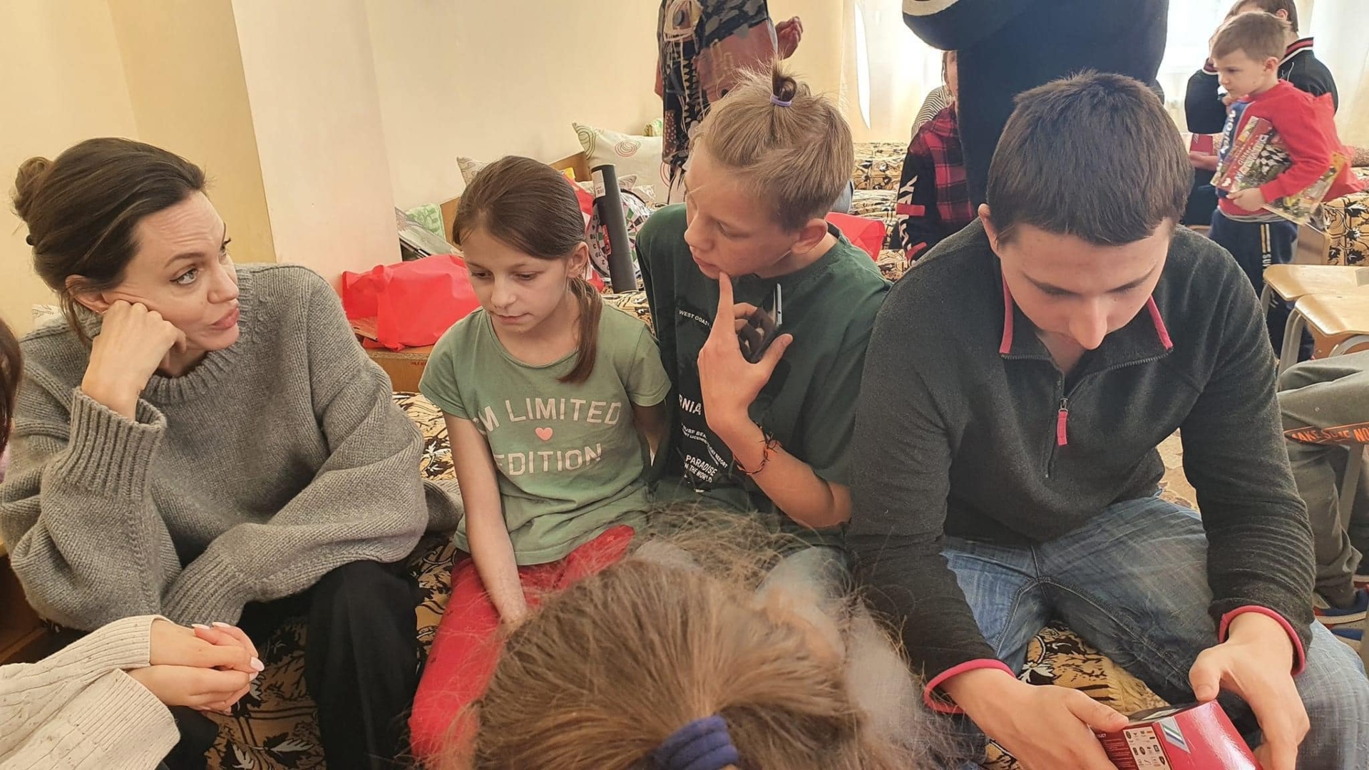 Angelina Jolie se presentó en Centro de Capacitación y Rehabilitación "Harmony" para conversar con niños refugiados o desplazados por la invasión rusa en Ucrania (Foto: Ayuntamiento de Borislav)
