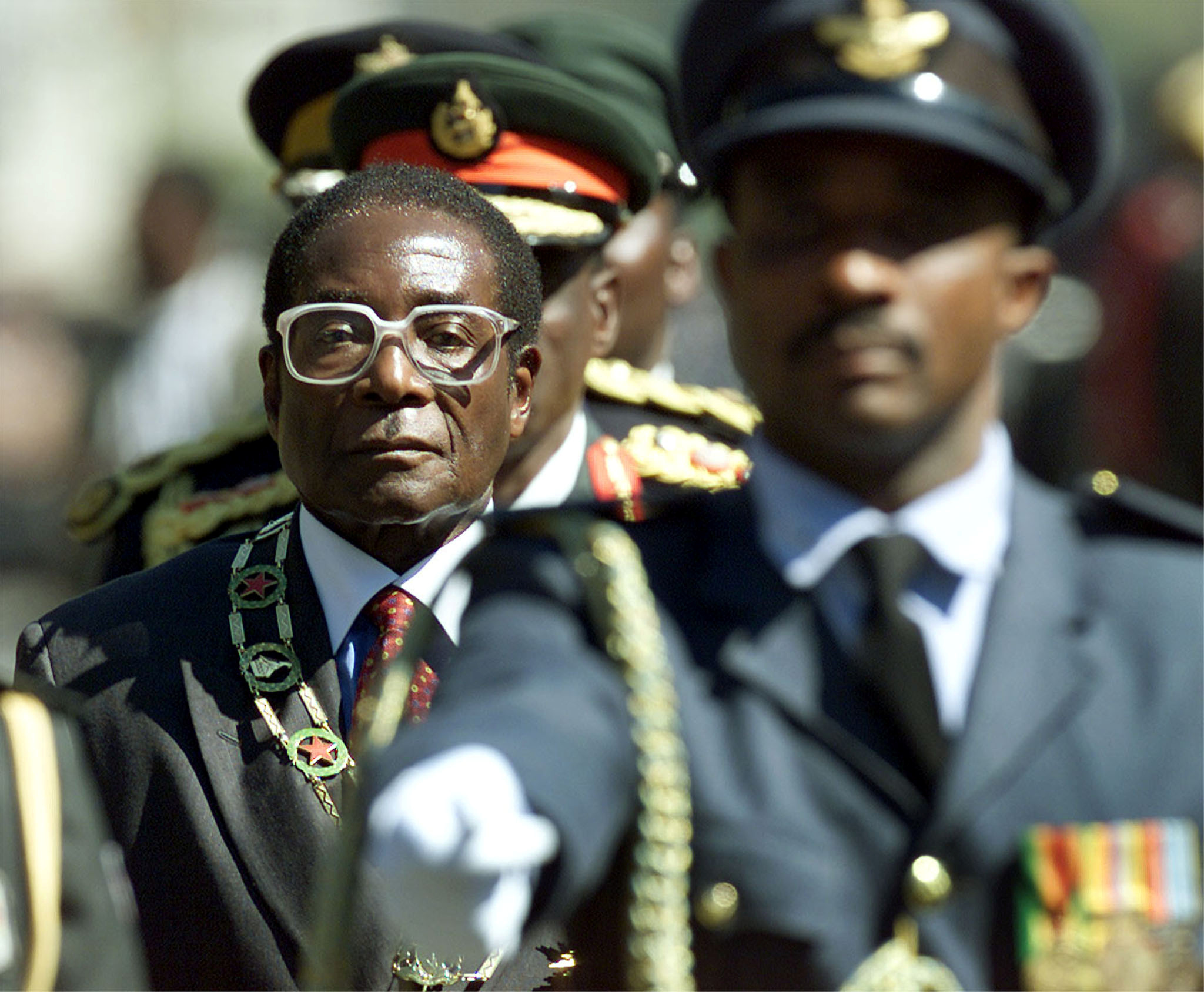 Mugabe inspecciona las tropas durante la apertura de las sesiones del Parlamento en el año 2000 (REUTERS/Howard Burditt/archivo)