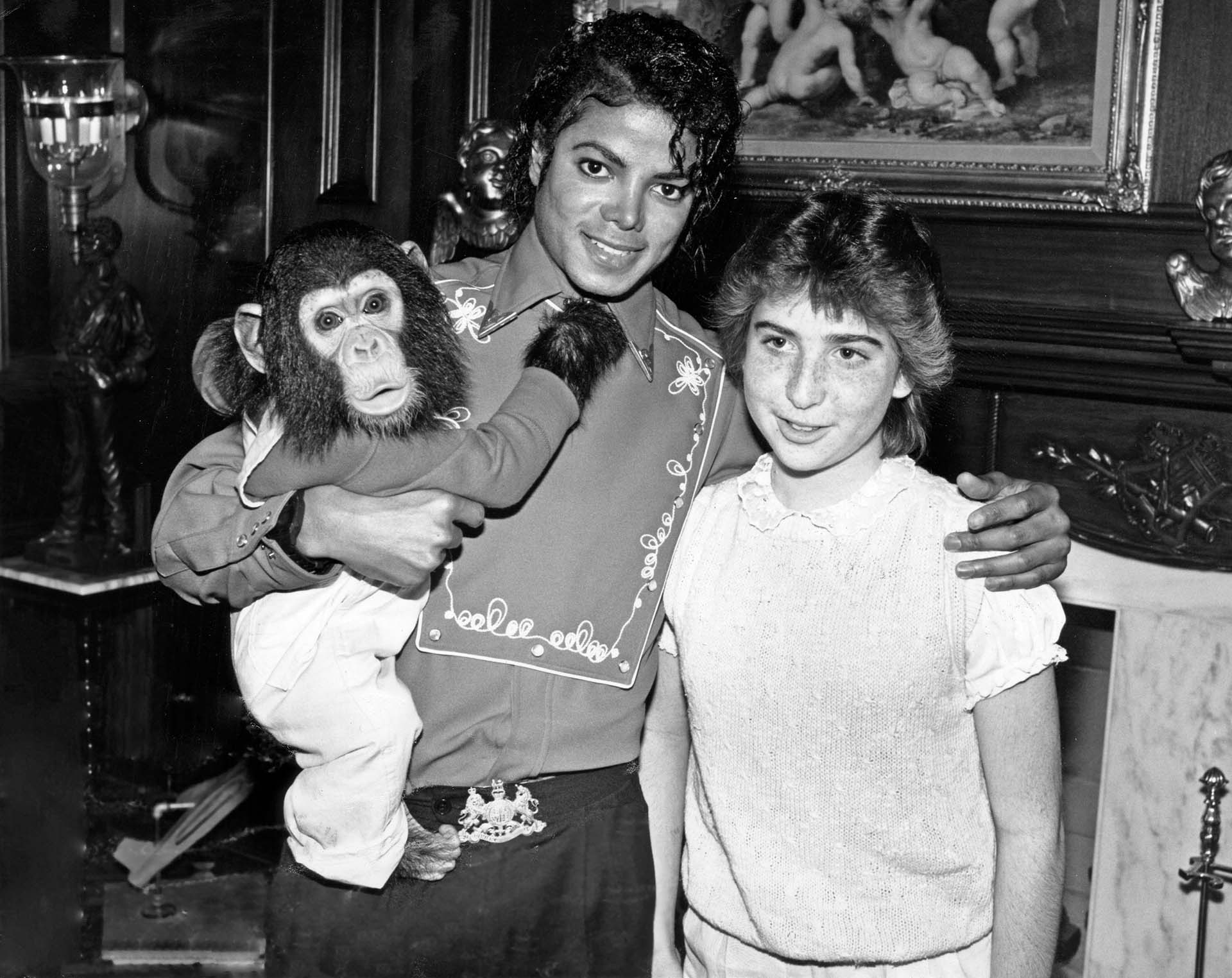 Michael Jackson junto con "Bubbles", el mono que él decía era su mejor amigo y una niña a mediados de los años ochenta