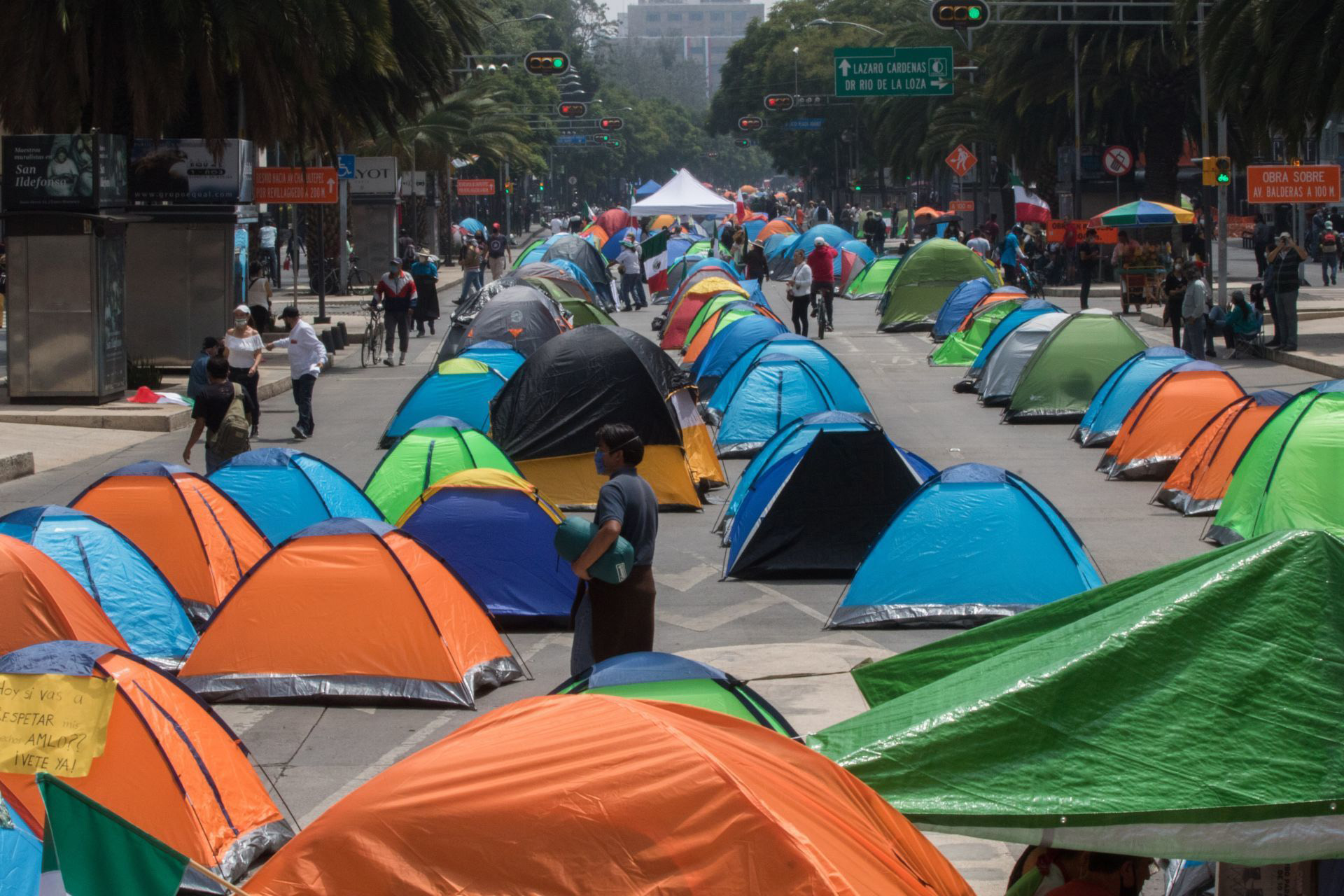 CIUDAD DE MÉXICO, 20SEPTIEMBRE2020.- Integrantes del Frente Nacional Anti-AMLO provenientes de diferentes estados de la República continúan con su plantón sobre avenida Juárez para exigir la renuncia del Jefe del Ejecutivo, al mediodía un caravana en auto de simpatizantes de este movimiento llegaron en apoyo por avenida Reforma, lo que aprovecharon para extender el plantón con casas de campaña en la glorieta en donde cruzan avenida Reforma, Juárez y Balderas. FOTO: MOISÉS PABLO/CUARTOSCURO.COM