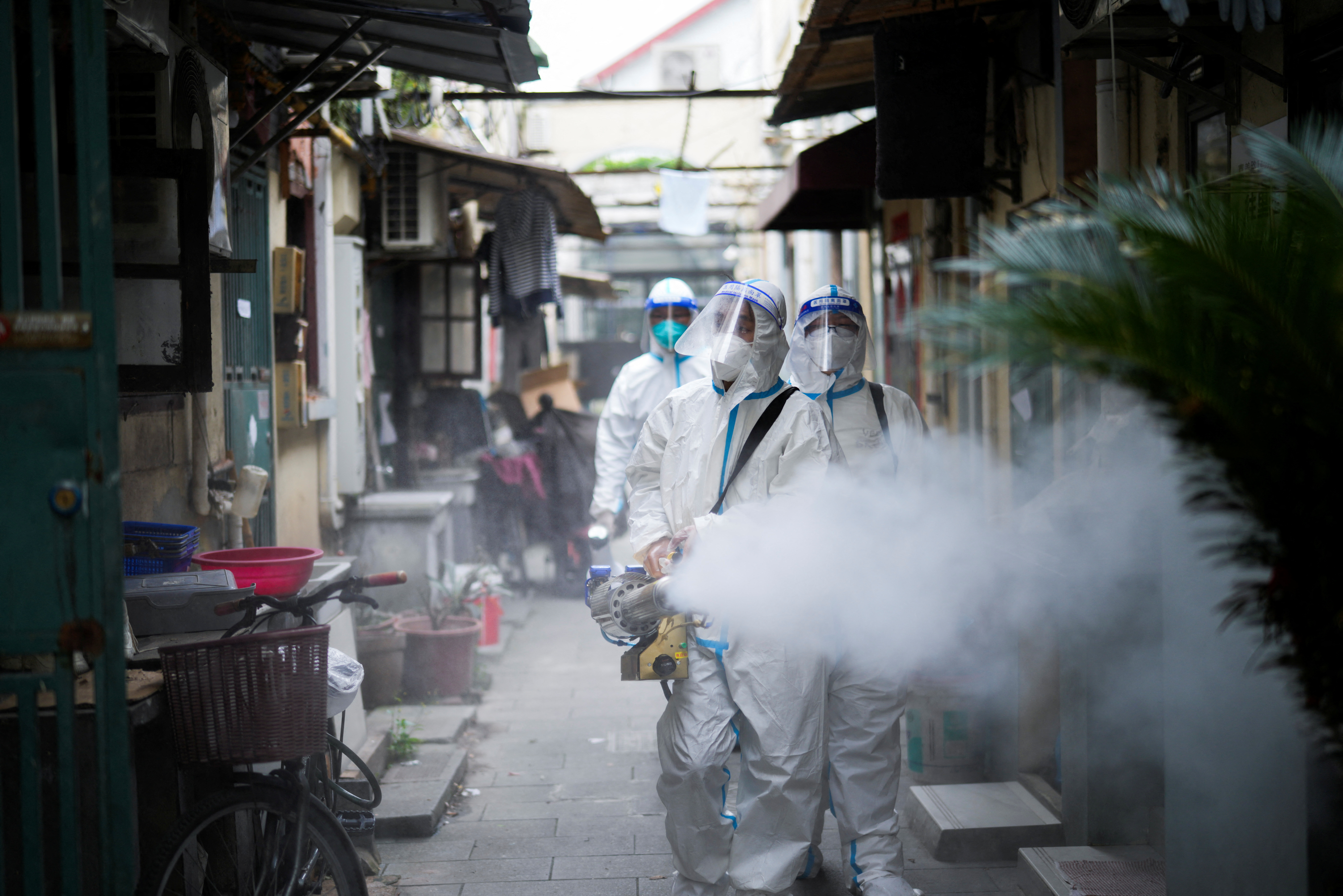 Trabajadores fumigan Shanghai buscando controlar el brote de COVID (REUTERS/Aly Song)