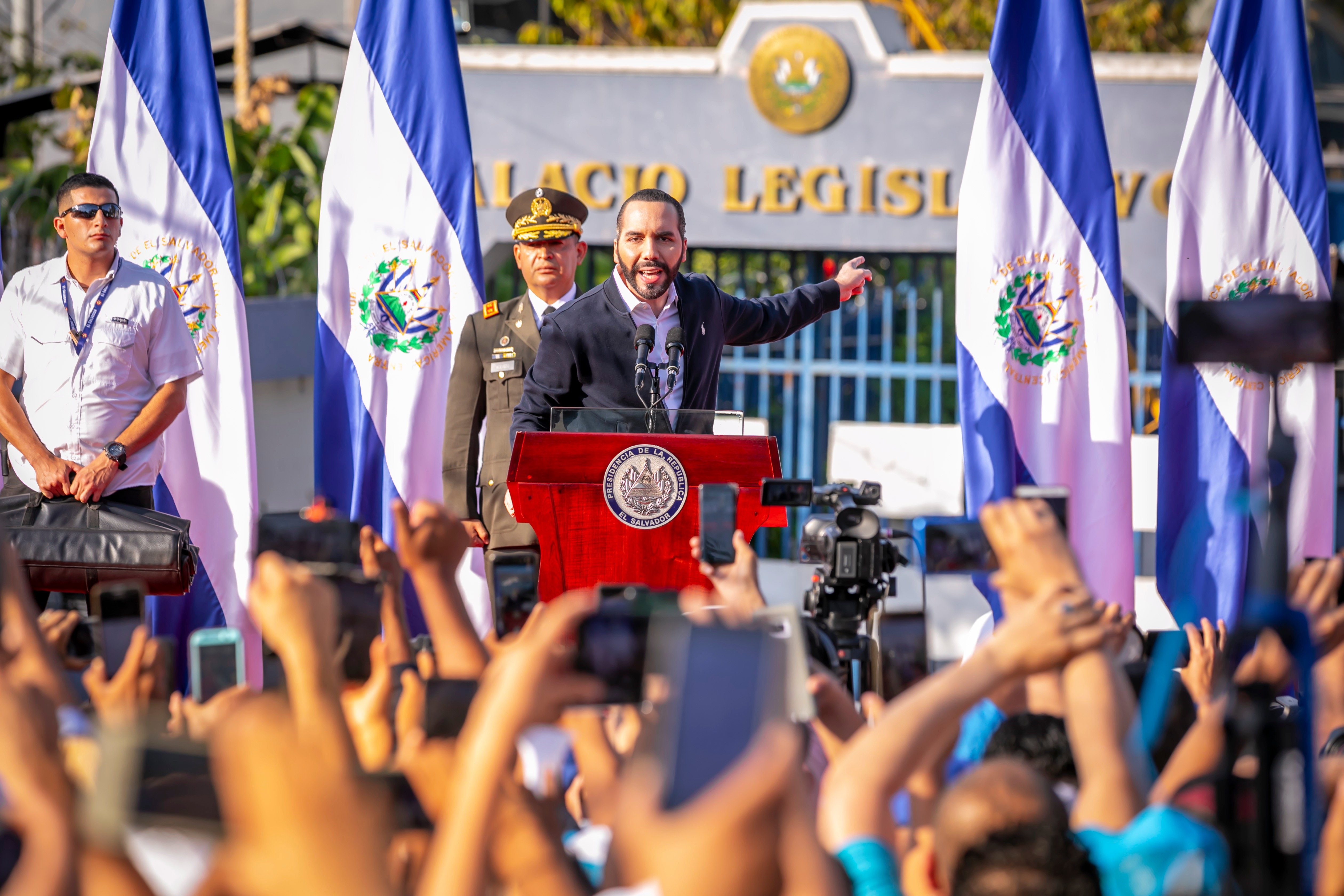 En febrero de 2020 Nayib Bukele entró acompañado del ejército a la Asamblea Legislativa de El Salvador, cuando aún no la controlaba. Fue uno de los primeros actos en su giro autoritario.
