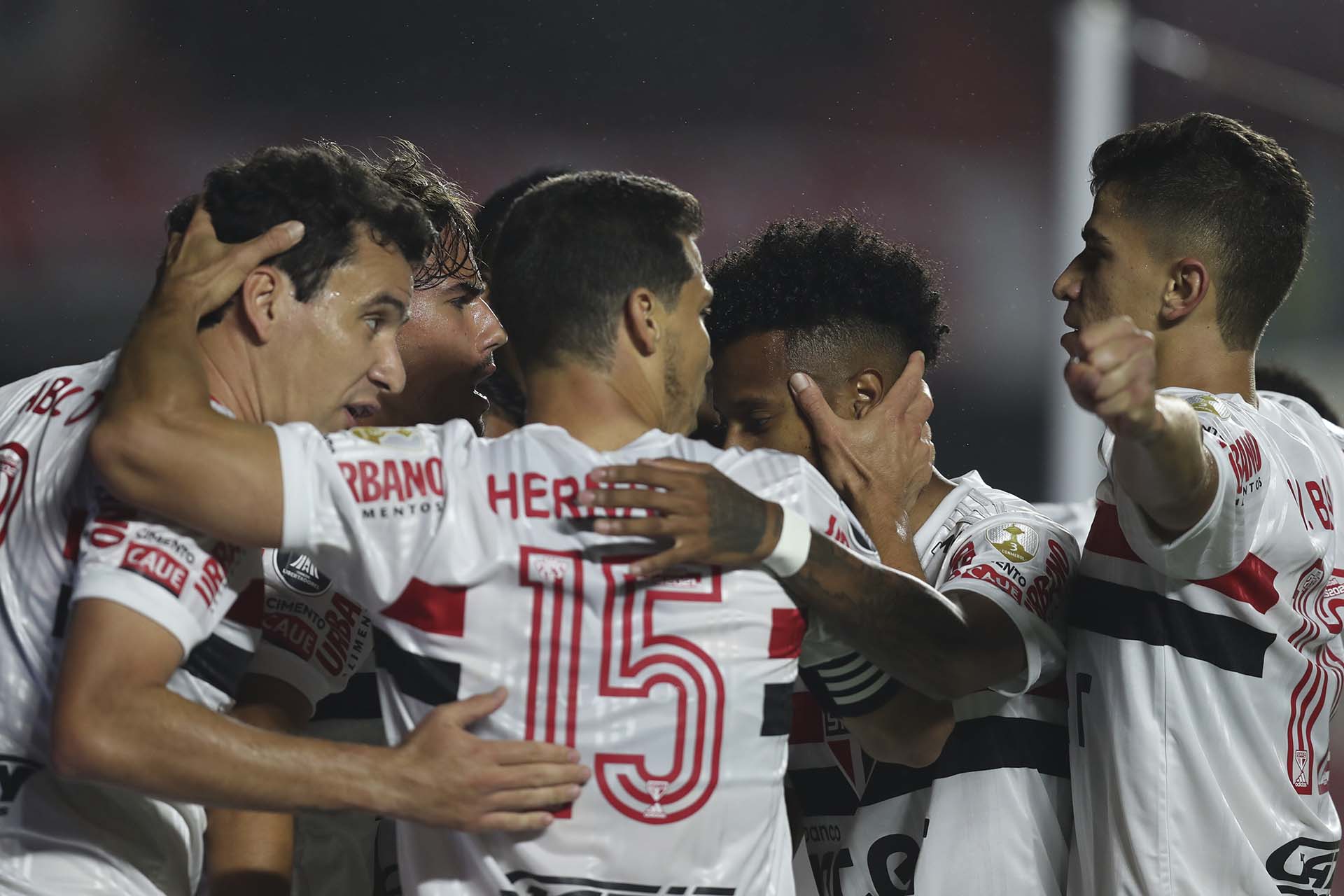 Los paulistas celebran el gol en contra de Enzo Pérez, tras el remate de Reinaldo (Fernando Bizerra/Pool via AP)