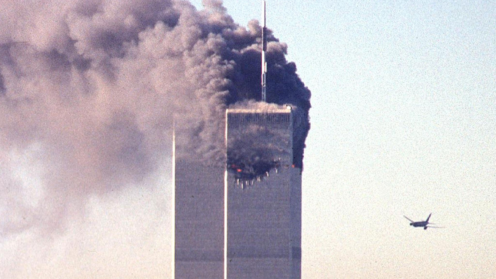 El Boeing del vuelo de United Airlines 175, piloteado por Marwan al-Shehhi, a punto de estrellarse contra la Torre Sur del World Trade Center a las 9:03:42 del 11 de septiembre (AFP)