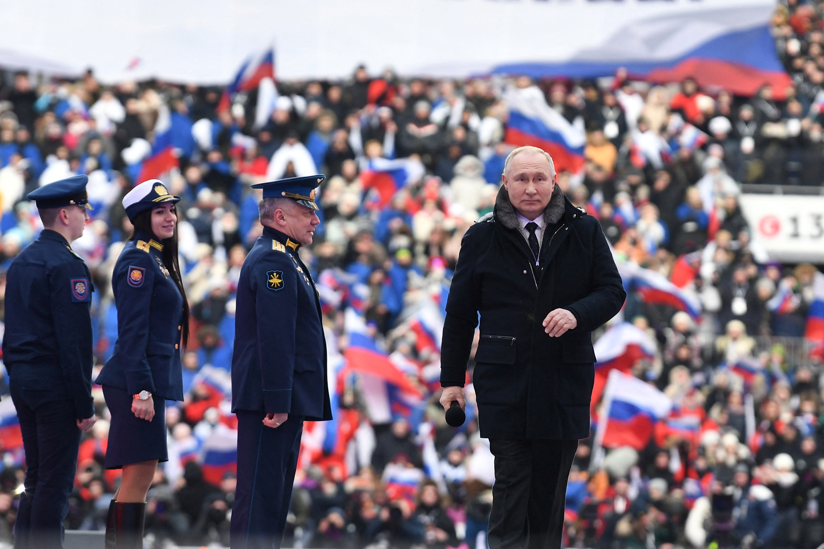 El presidente ruso, Vladímir Putin, asiste a un concierto dedicado a los miembros del servicio ruso que participan en la campaña militar del país en Ucrania, en la víspera del Día del Defensor de la Patria en el Estadio Luzhniki de Moscú, Rusia, 22 de febrero de 2023