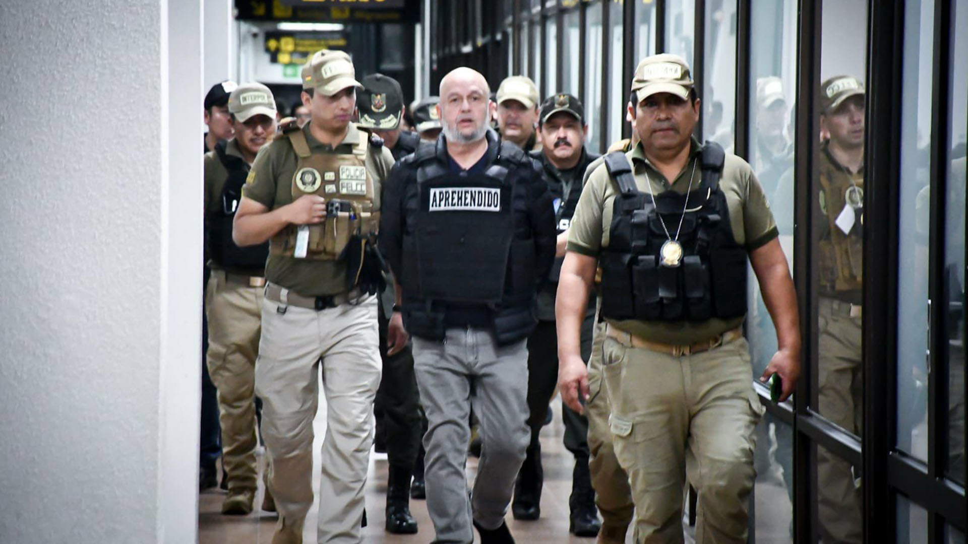 Fueron a detener a un acusado por intento de homicidio y los vecinos se enfrentaron a la Policía: el video