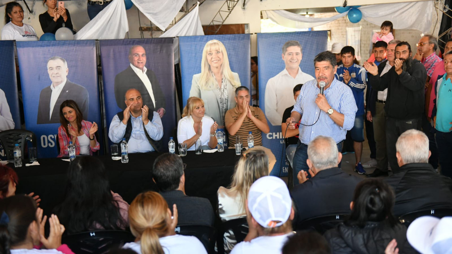 Miguel Acevedo, flamante candidato a vicegobernador de Tucumán por el Frente de Todos, acompañó la recorrida de barrios por la capital provincial. (@JuanManzurOk)