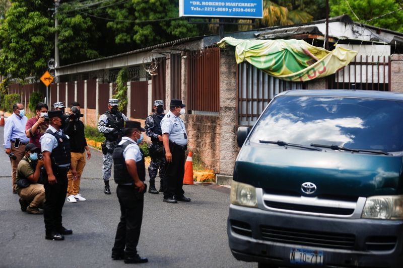 Un vehículo con familiares de víctimas encontradas en una fosa clandestina descubierta en la casa de un expolicía en Chalchuapa, sale del instituto de ciencias forenses, luego de que los restos de 12 de ellas fueran entregados en una ceremonia privada, en San Salvador, El Salvador. 7 de octubre de 2021. REUTERS/Jose Cabezas