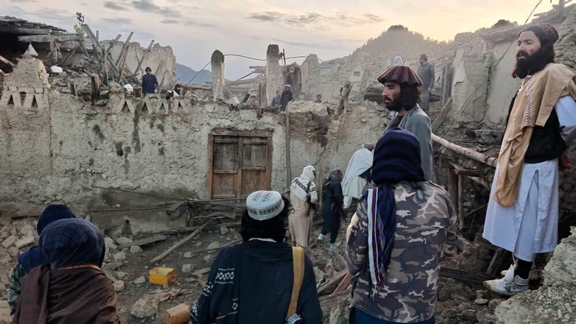 El sismo tuvo su epicentro en la provincia de Paktika, a unos 50 kilómetros (31 millas) al suroeste de la ciudad de Khost, según el Departamento Meteorológico del vecino Pakistán. Los expertos calculan su profundidad en solo 10 kilómetros (6 millas). Los terremotos superficiales tienden a causar más daño. (AP)