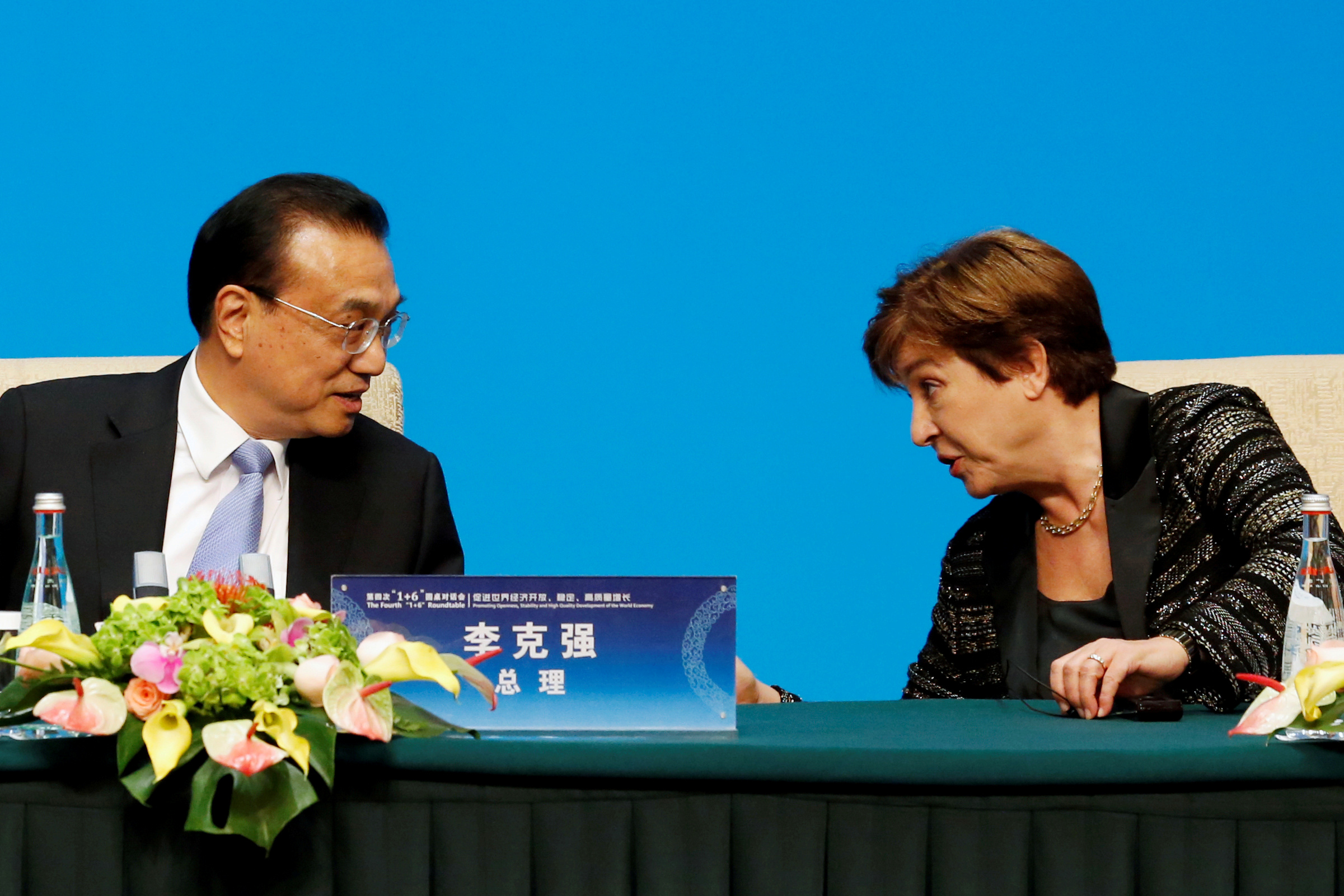 La directora del FMI, Georgieva, con un alto funcionario chino, a poco de asumir su cargo en el FMI
REUTERS/Florence Lo/File Photo