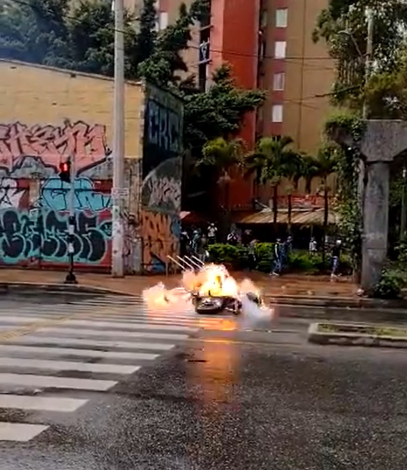 Encapuchados detonan moto de la Policía cerca de Universidad de Antioquia
