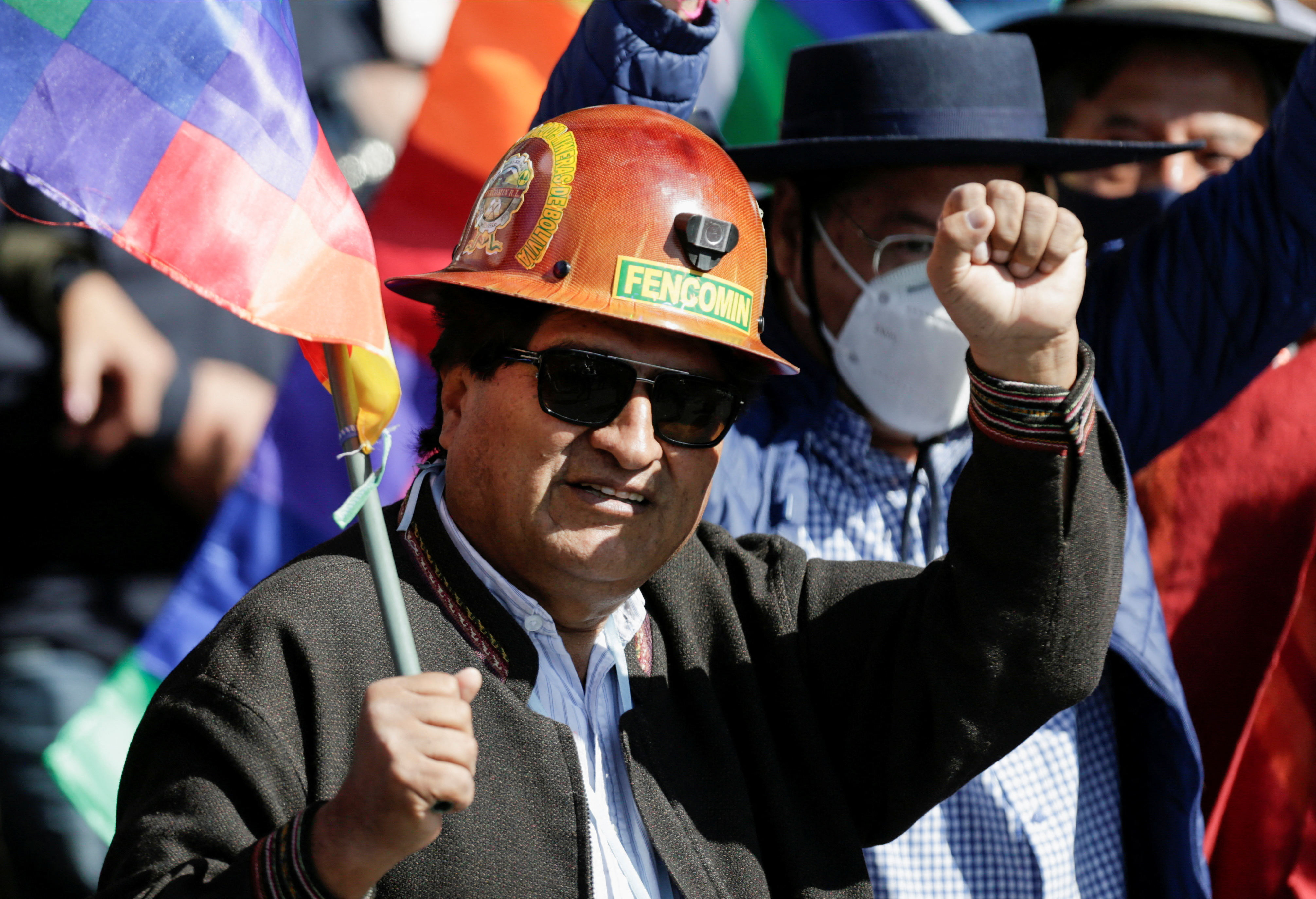 El expresidente de Bolivia, Evo Morales, levanta el puño mientras marcha con simpatizantes del partido boliviano MAS, trabajadores y cocaleros para expresar su apoyo al gobierno del presidente Luis Arce Catacora, en La Paz, Bolivia, el 25 de agosto de 2022. REUTERS/Manuel Claure
