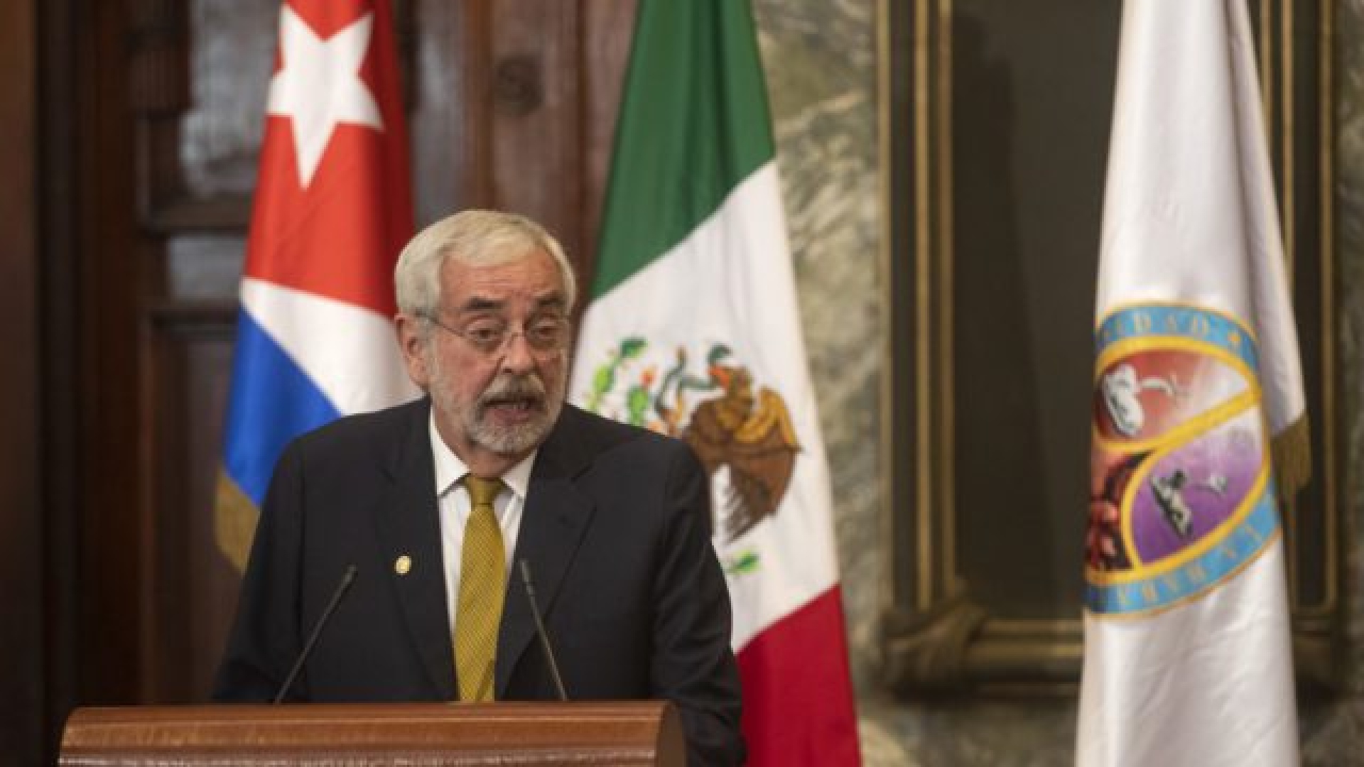 El rector Enrique Graue dijo que no la UNAM no retiraría el título de Yasmín Esquivel. (Foto: EFE)