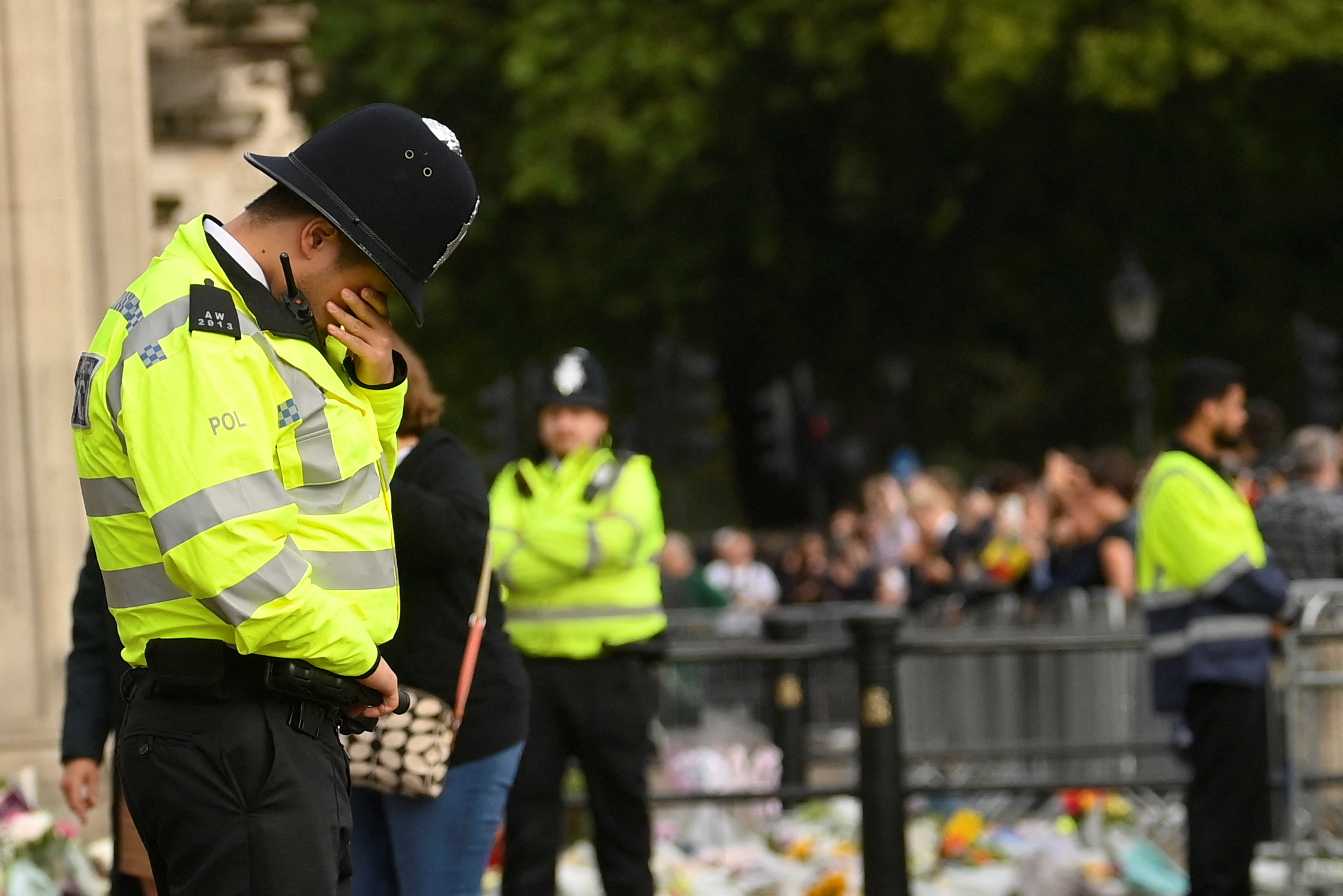 Un oficial de policía llora la muerte de la reina (REUTERS/Toby Melville)