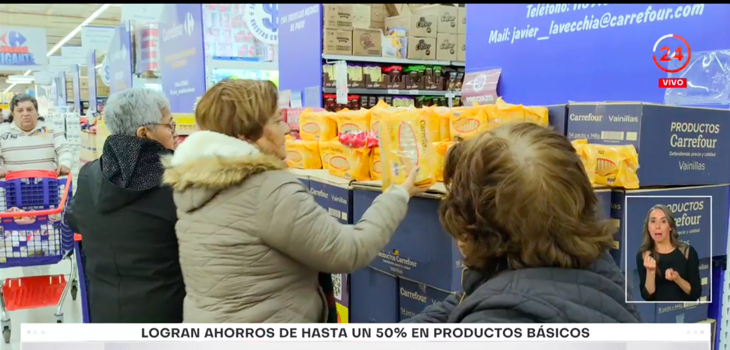 Chilenos recorren un supermercado argentino
