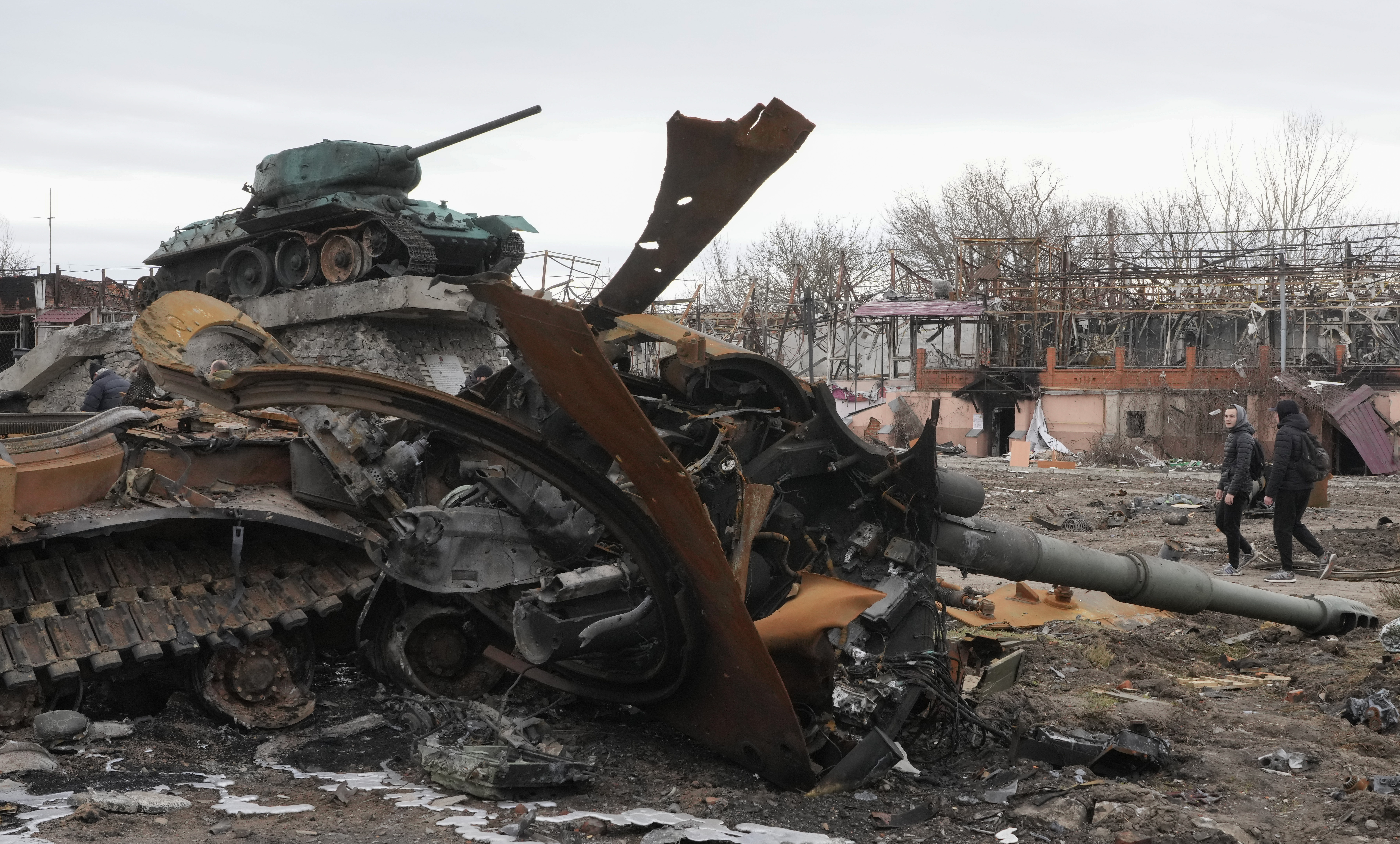 Los tanques rusos yacían quemados, retorcidos, abandonados como los soldados en el bosque. (AP/Efrem Lukatsky)