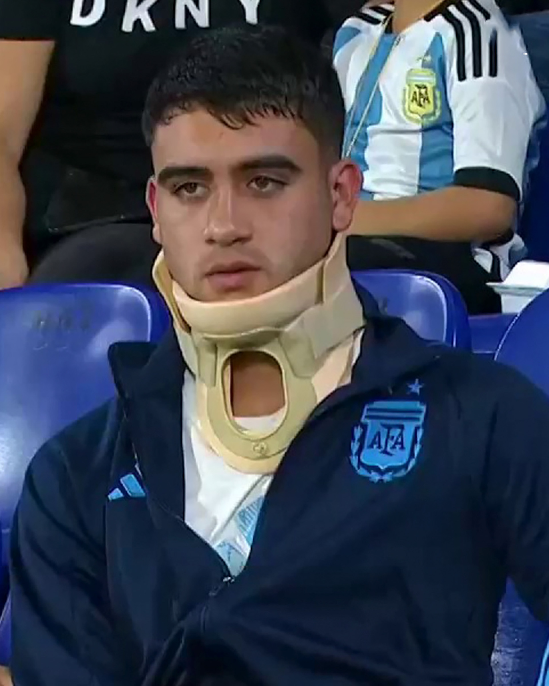 Facundo Buonanotte con el cuello ortopédico siguiendo el partido de sus compañeros ante Brasil (captura de TV)