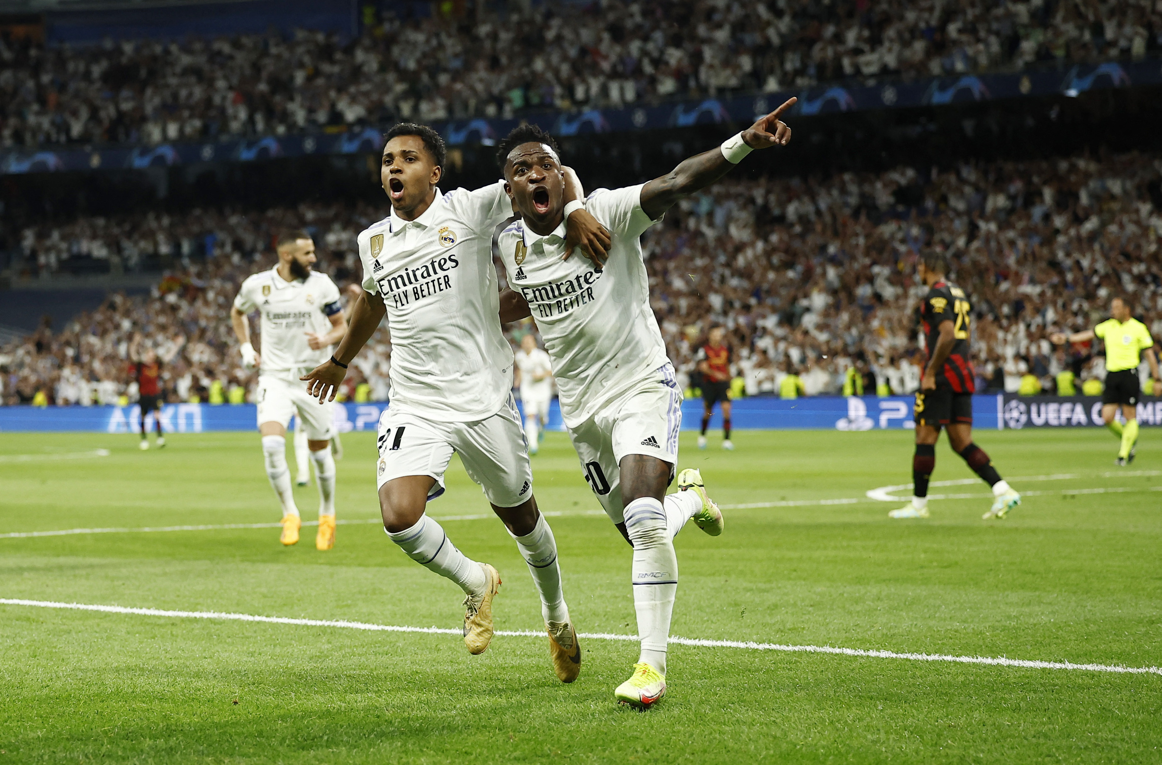 Vinicius Jr se abraza con Rodrygo tras marcarle el 1-0 al Manchester City en el Santiago Bernabéu (REUTERS/Juan Medina)