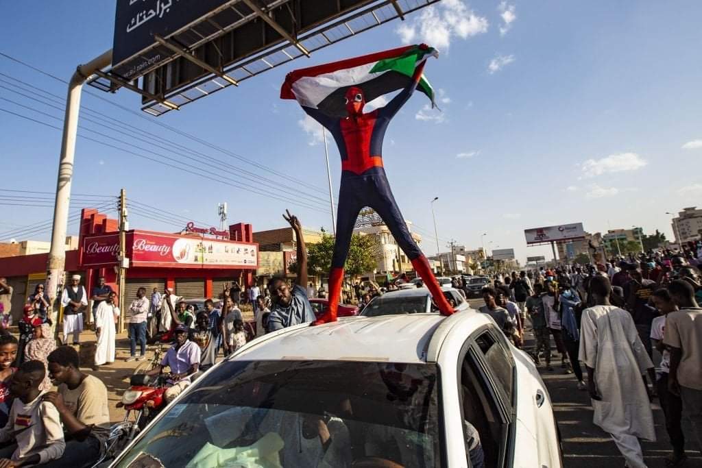 El "Spiderman de Sudán" es un joven activista que se ha transformado en un símbolo de resistencia para su país.