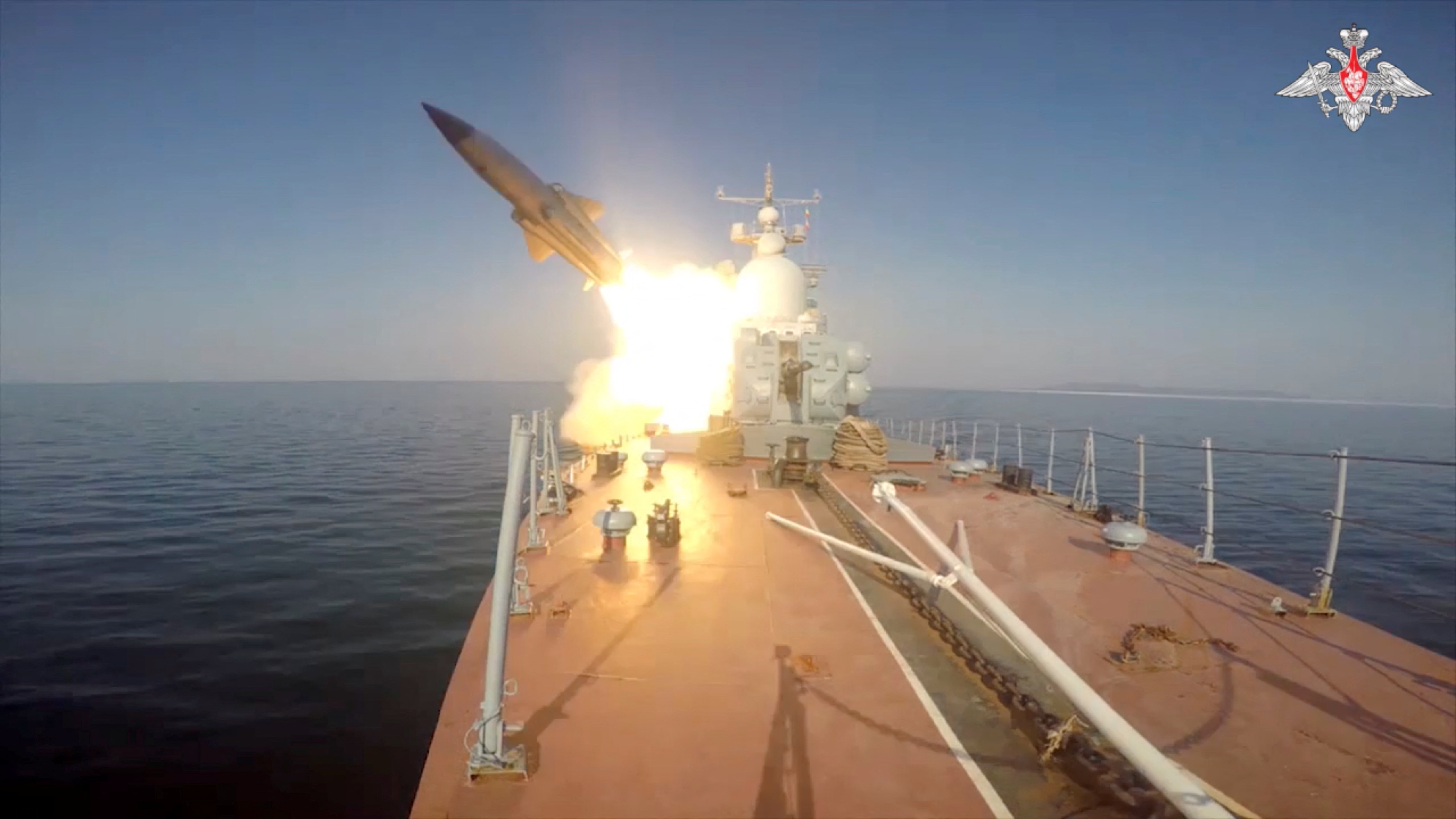 Moscú señaló que su aviación naval supervisó “la seguridad del ejercicio de combate”. (Ministerio de Defensa de Rusia / REUTERS)