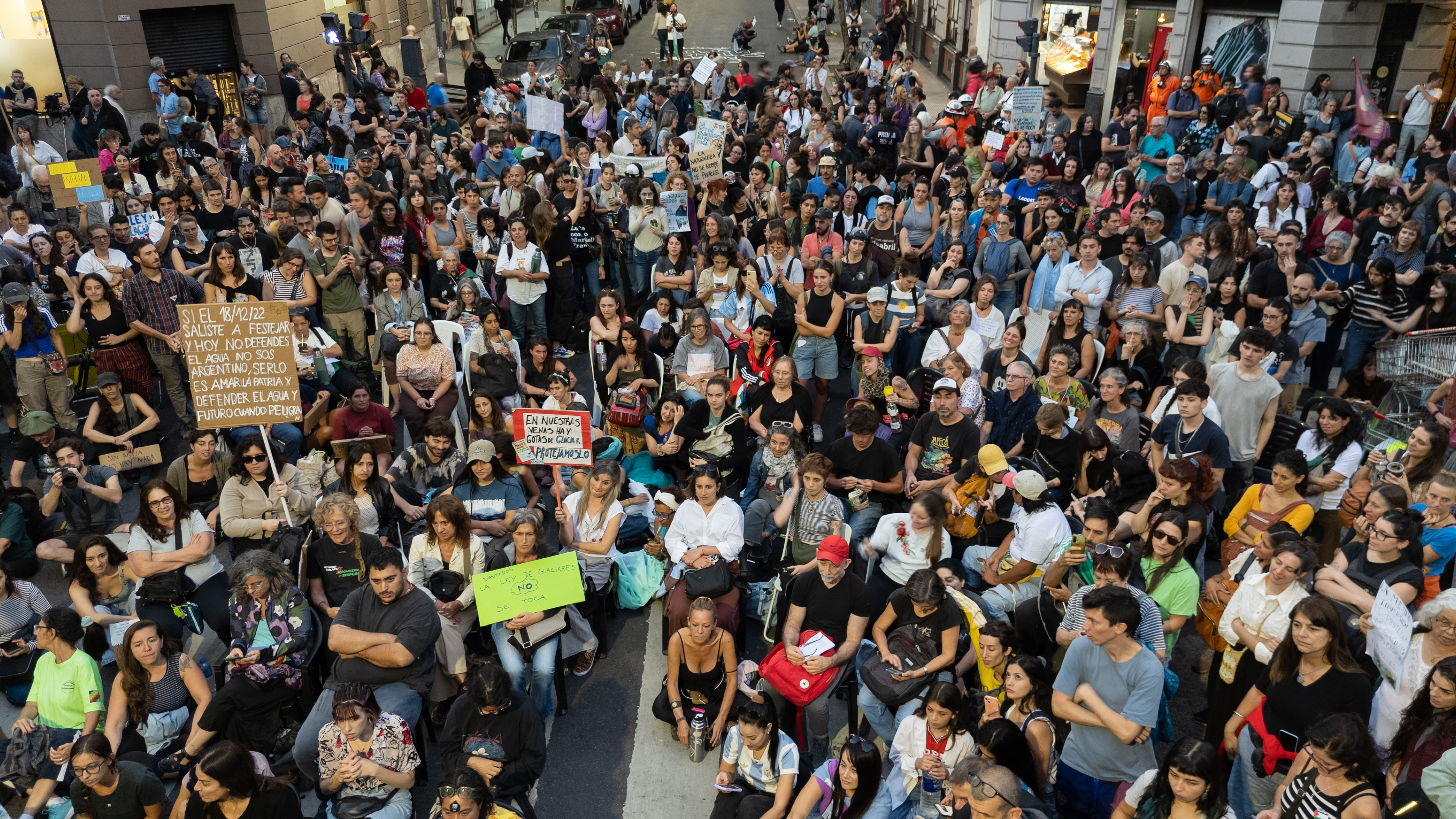 Ley de Glaciares: los expositores que no pudieron ingresar al Congreso realizaron una audiencia en la calle