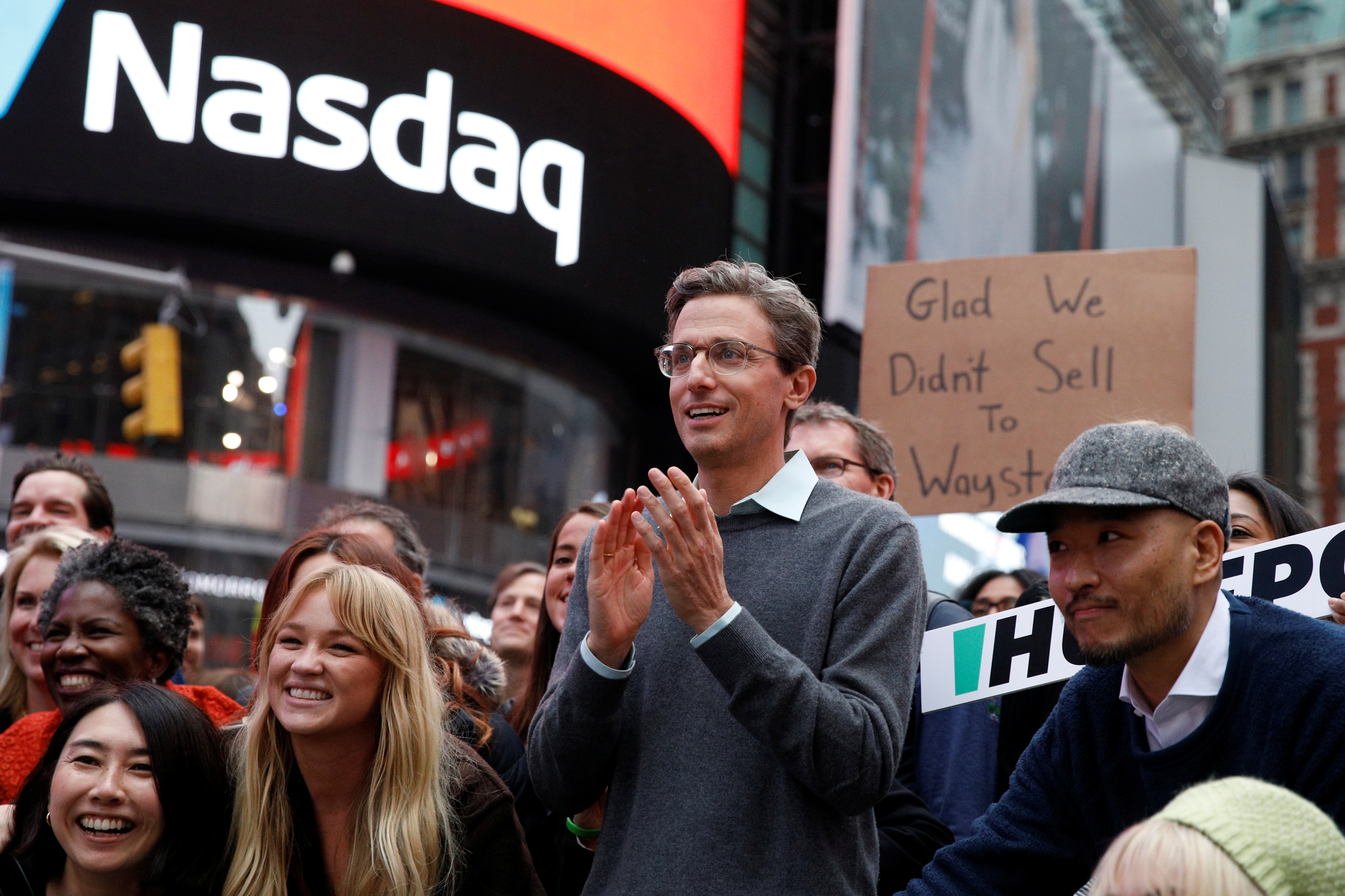 Jonah Peretti, fundador y director ejecutivo de BuzzFeed, celebrando junto a empleados el debut de la compañía en Wall Street Era el 6 de diciembre de 2021. (REUTERS/Brendan McDermid)