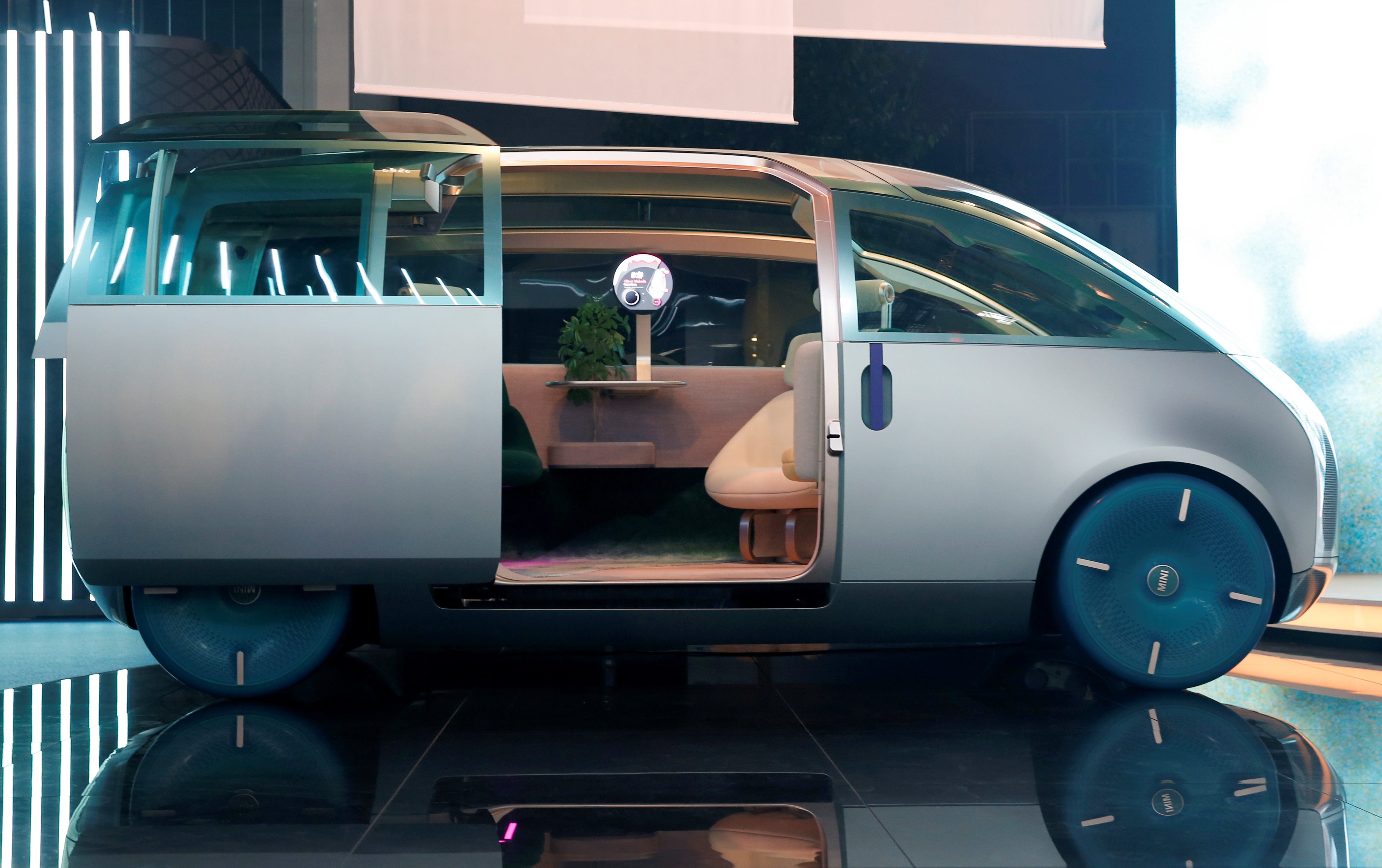 MINI Vision Urbanaut concept, otro modo de aprovechamiento del espacio interior de un auto eléctrico gracias a no tener que dejar lugar para la mecánica convencional