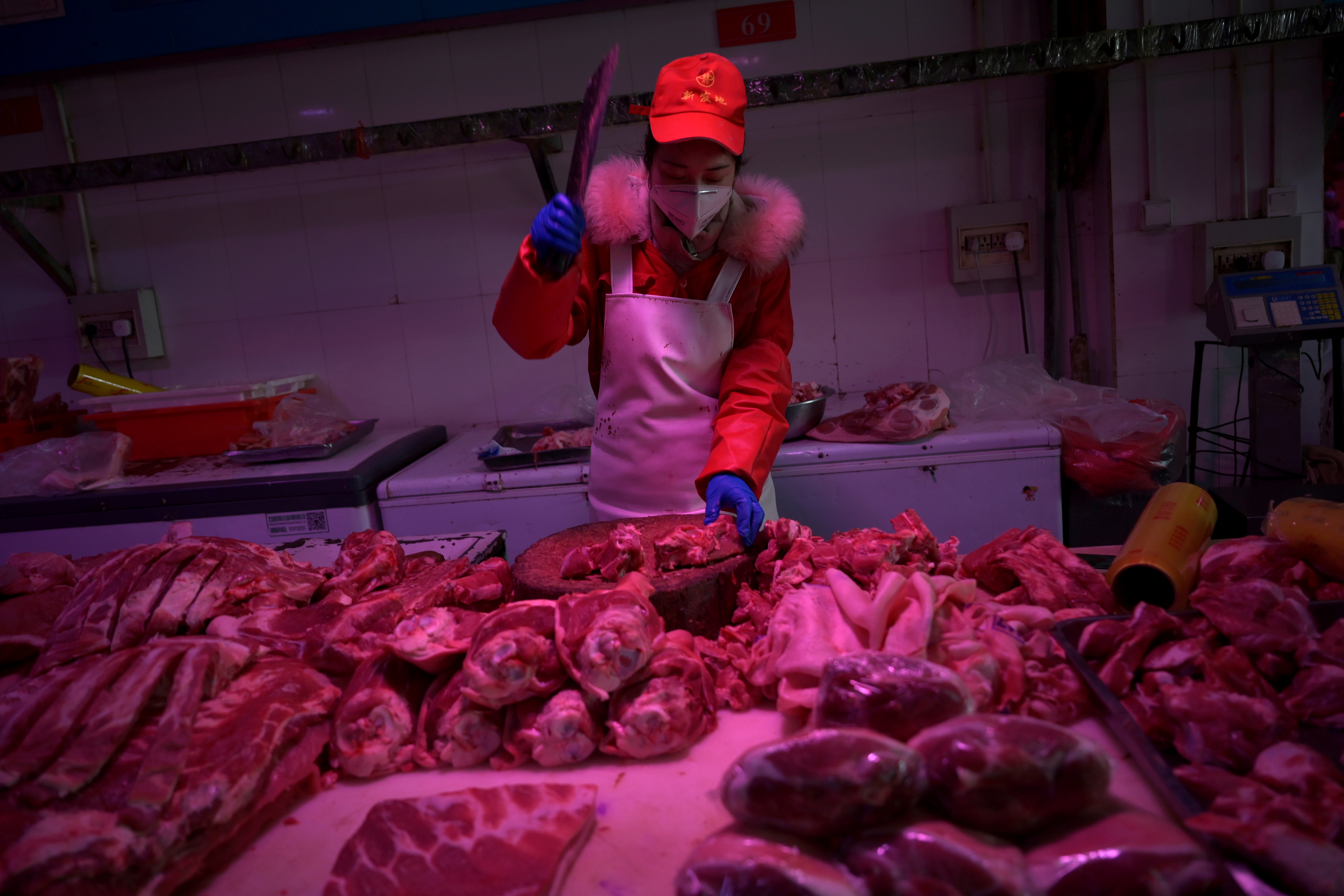 Un empleado corta carne de cerdo en el mercado Xinfadi, donde en los últimos días se produjo un rebrote de coronavirus. El lugar fue cerrado temporalmente (Reuters)