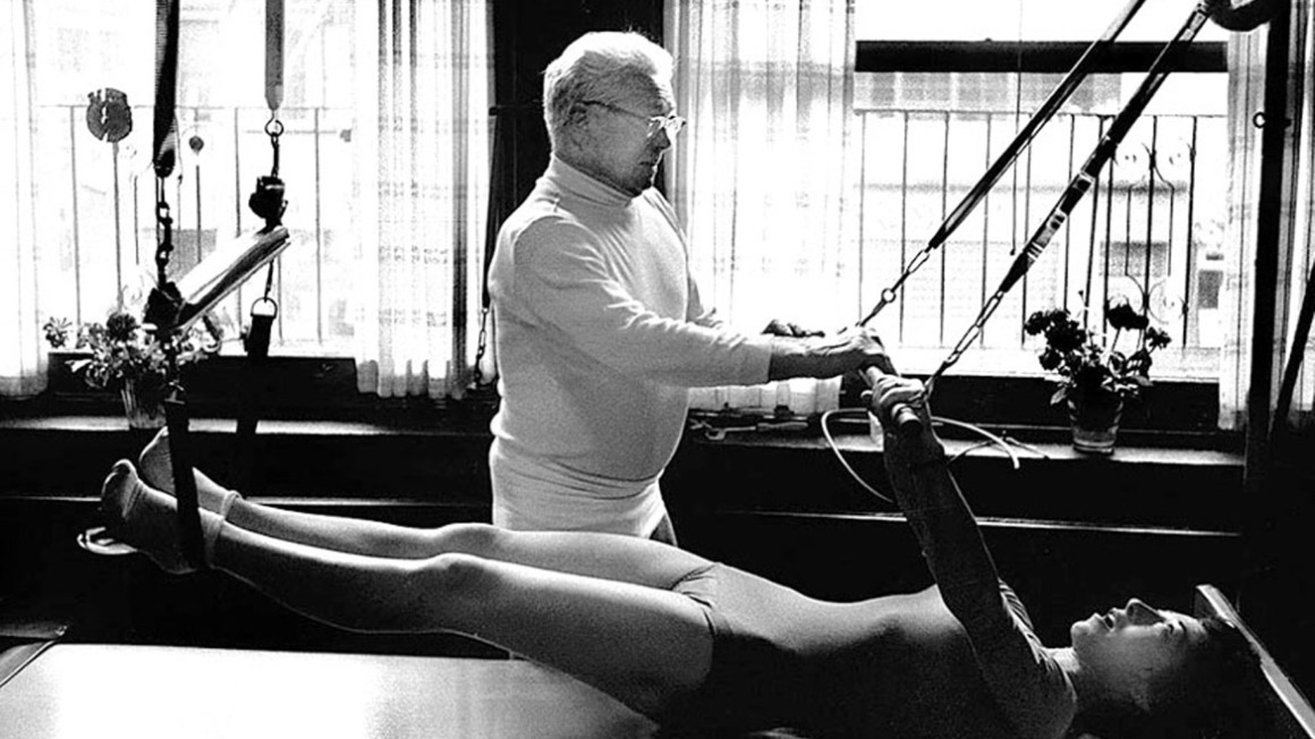 Hasta su muerte en 1967, Pilates continuó dando clases de gimnasia. Murió por un enfisema pulmonar: fumaba 15 puros al día
