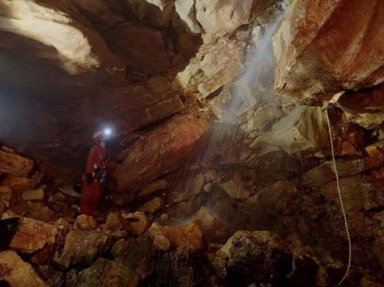 La caverna subterránea tiene una longitud de 135 m Foto: (Facebook Grupo Espeleológico Ajau)