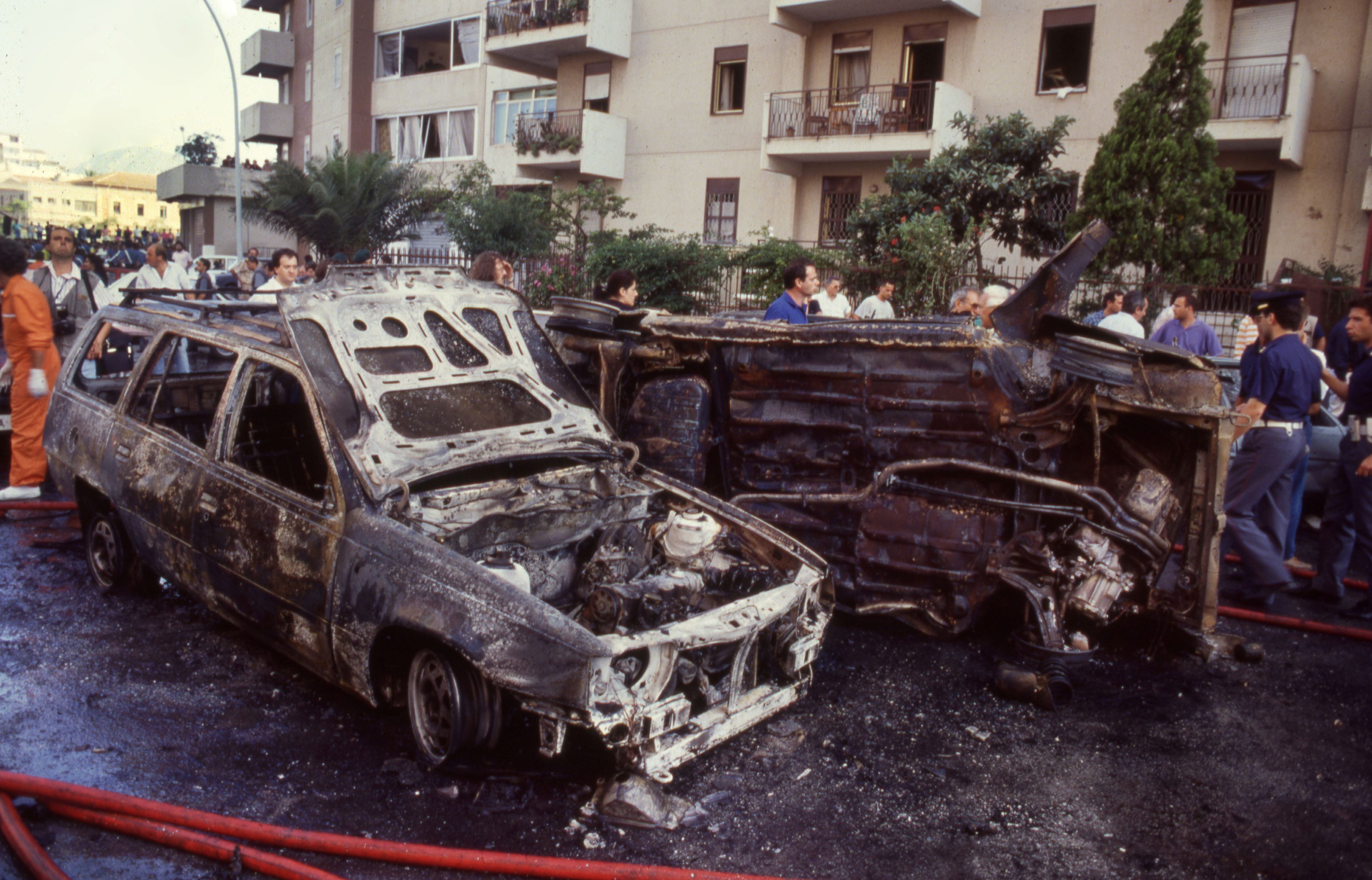 Auto bruciate dopo l'attentato che uccise il giudice Paolo Borsellino e le sue guardie di polizia a Palermo il 19 luglio 1992.  (REUTERS/Tony Gentile/File foto)